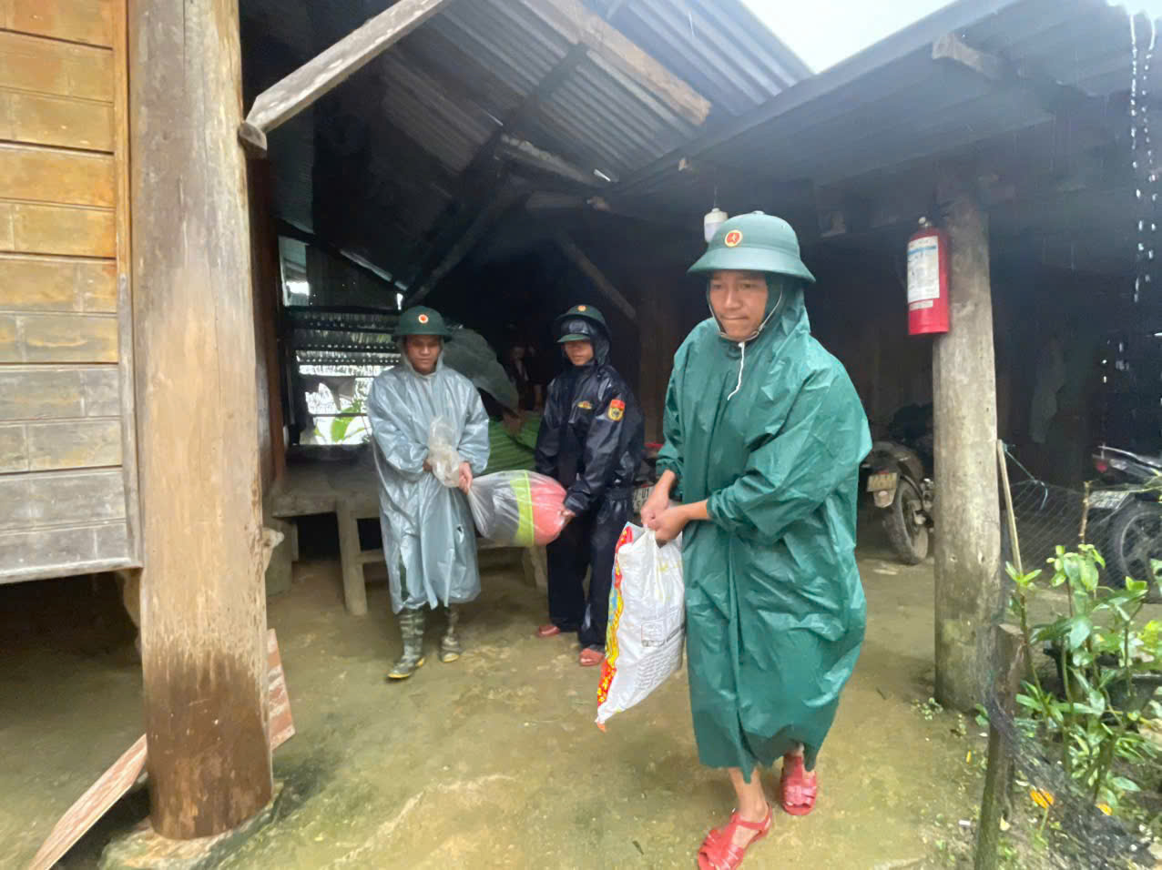 Đà Nẵng: Sạt lở nghi vùi lấp 3 nạn nhân, sơ tán thêm gần 200 người dân- Ảnh 2. Đà Nẵng: Sạt lở nghi vùi lấp 3 nạn nhân, sơ tán thêm gần 200 người dân- Ảnh 2.