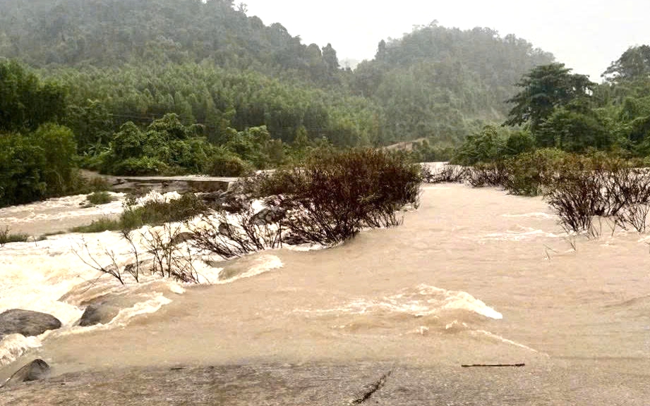 Hiện trường xe khách bị vùi lấp, 6 người tử vong, 19 người bị thương trên đèo Khánh Lê- Ảnh 10. Mưa lớn, nhiều khu vực miền núi ở Khánh Hòa bị cô lập, giao thông chia cắt