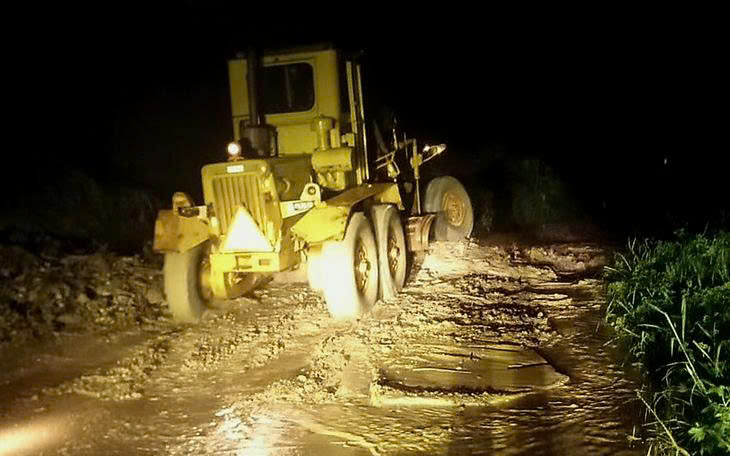 Sạt lở đèo ở Khánh Hòa khiến nhiều người thương vong- Ảnh 2. Sạt lở đèo ở Khánh Hòa khiến nhiều người thương vong- Ảnh 2.