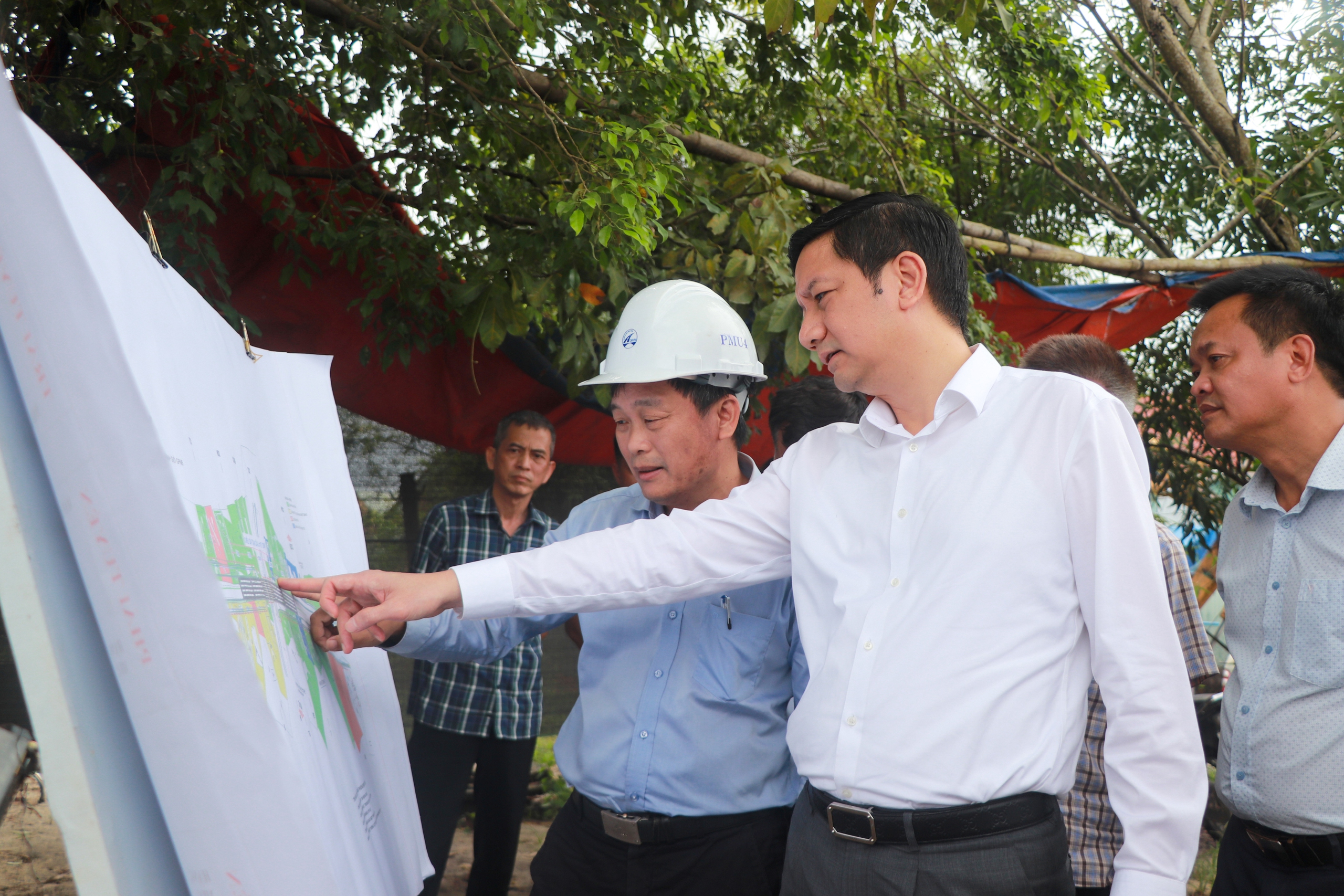 Cầu vượt đường sắt QL14E: Đẩy nhanh tiến độ, hoàn thành trước Tết Nguyên đán 2026- Ảnh 1.