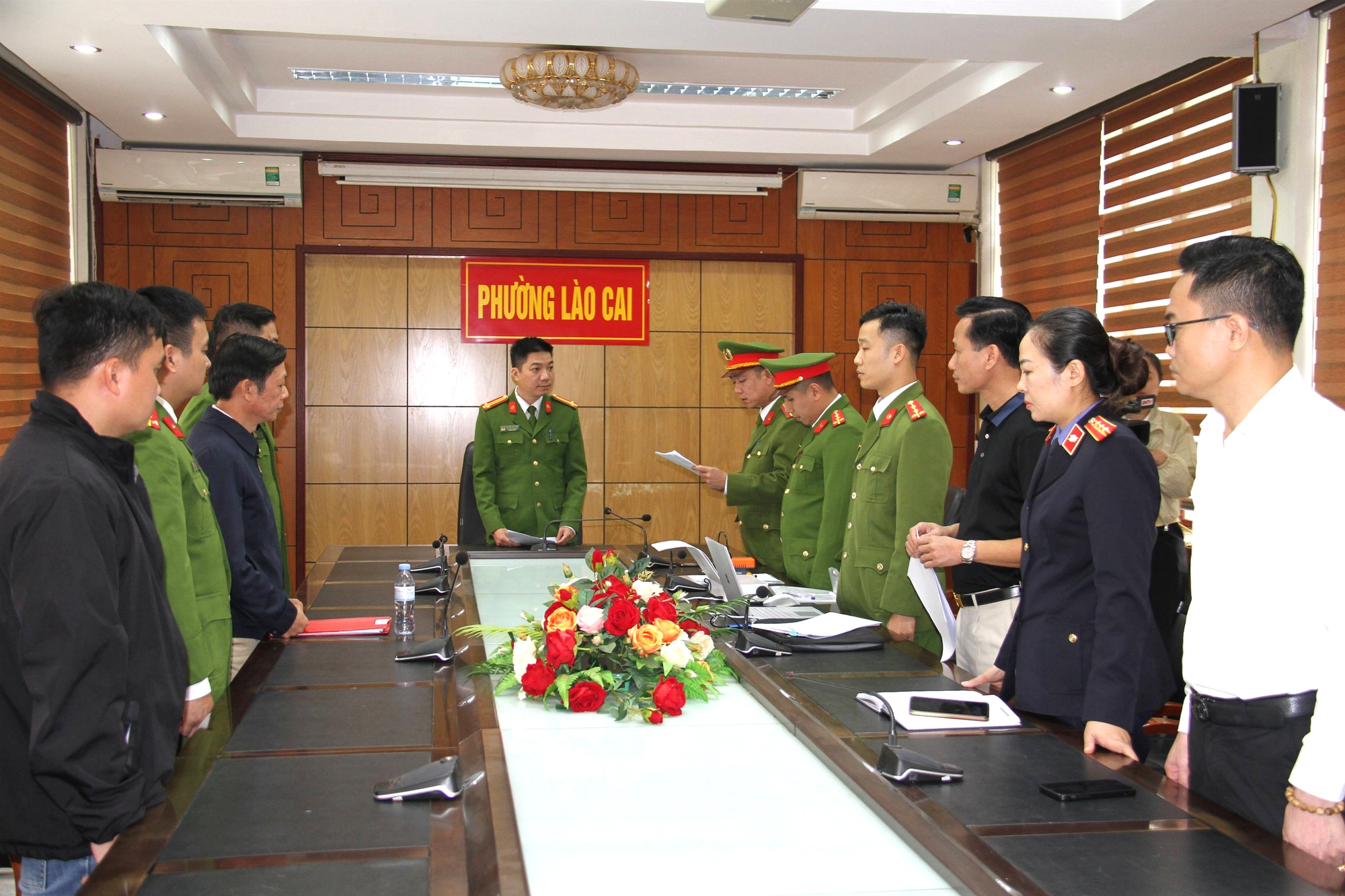 Bắt giữ 4 cán bộ ở Lào Cai liên quan vụ lan can đá gãy đổ sau bão Yagi- Ảnh 1. Bắt giữ 4 cán bộ ở Lào Cai liên quan vụ lan can đá gãy đổ sau bão Yagi- Ảnh 1.