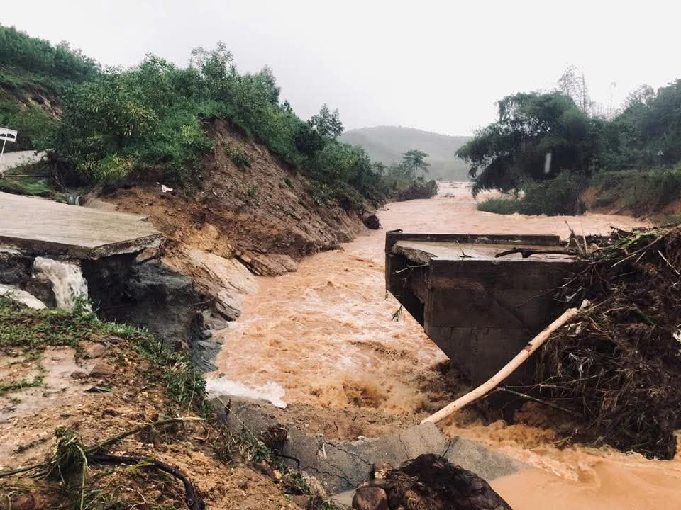Lũ cuốn trôi cầu ở Quảng Ngãi, hàng trăm người dân bị cô lập- Ảnh 1.