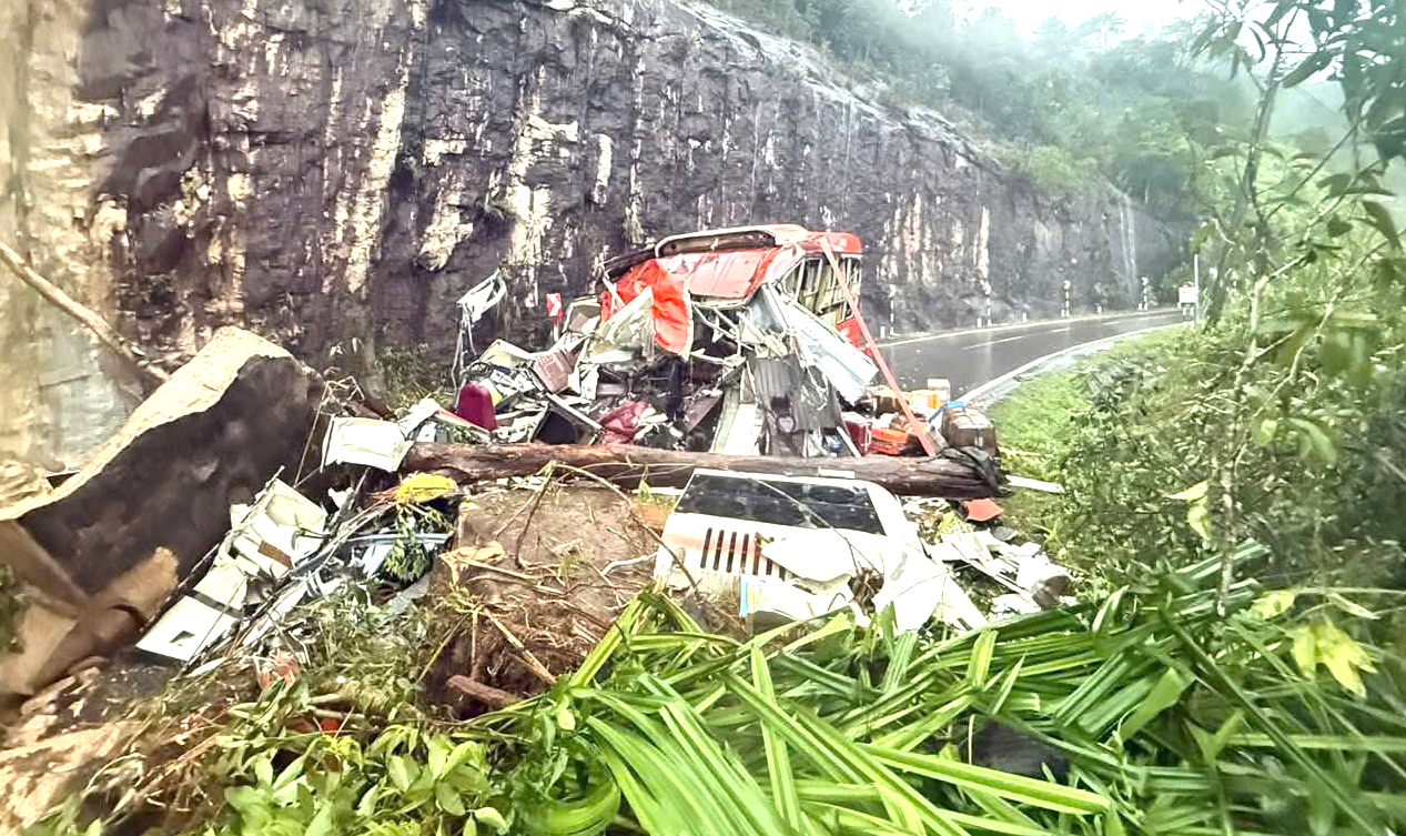 Hiện trường xe khách bị vùi lấp, 6 người tử vong, 19 người bị thương trên đèo Khánh Lê- Ảnh 4. Hiện trường xe khách bị vùi lấp, 6 người tử vong, 19 người bị thương trên đèo Khánh Lê- Ảnh 4.