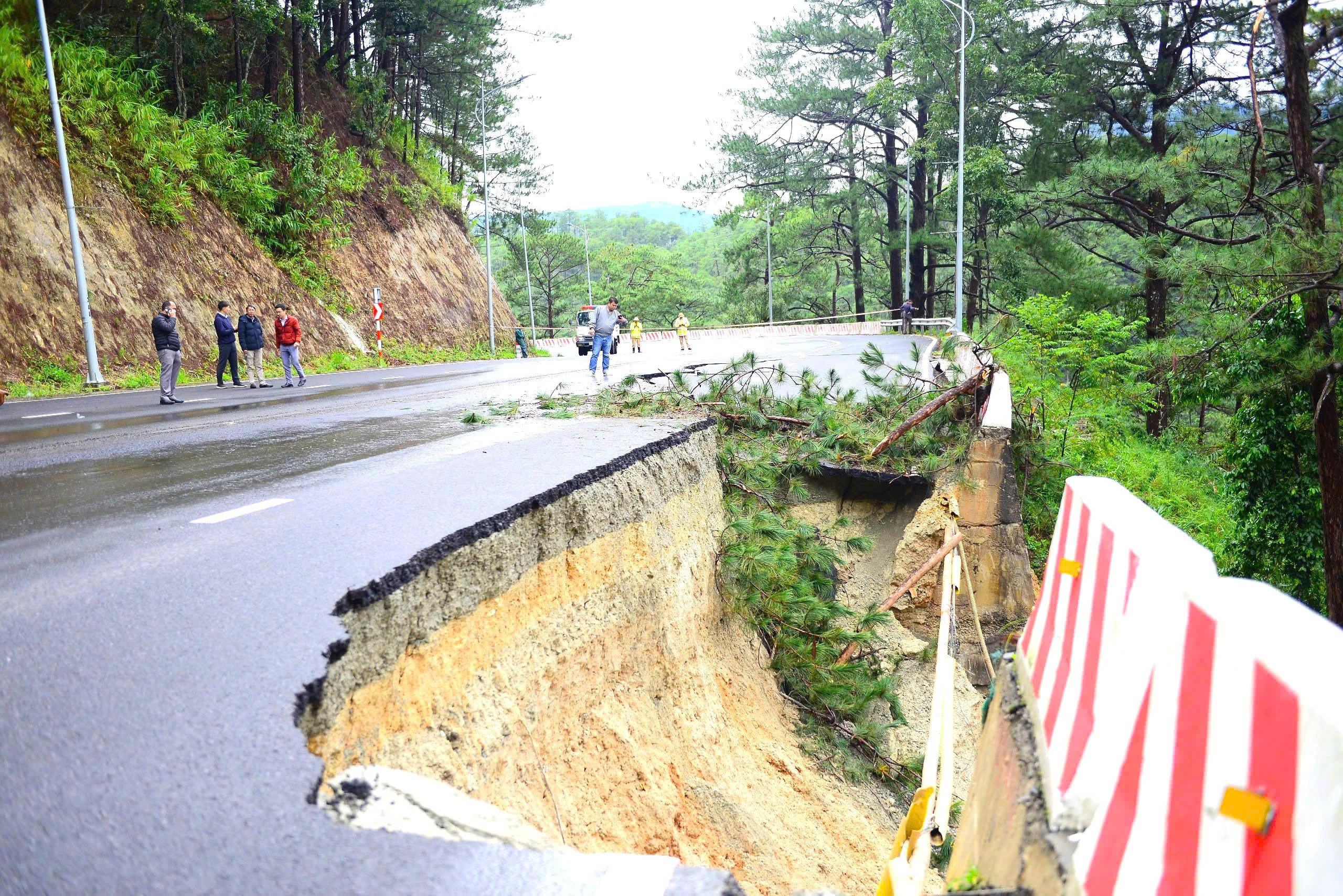 Lâm Đồng: Phân luồng giao thông qua đèo Prenn và quốc lộ 27C để khắc phục sự cố sạt lở- Ảnh 1. Lâm Đồng: Phân luồng giao thông qua đèo Prenn và quốc lộ 27C để khắc phục sự cố sạt lở- Ảnh 1.