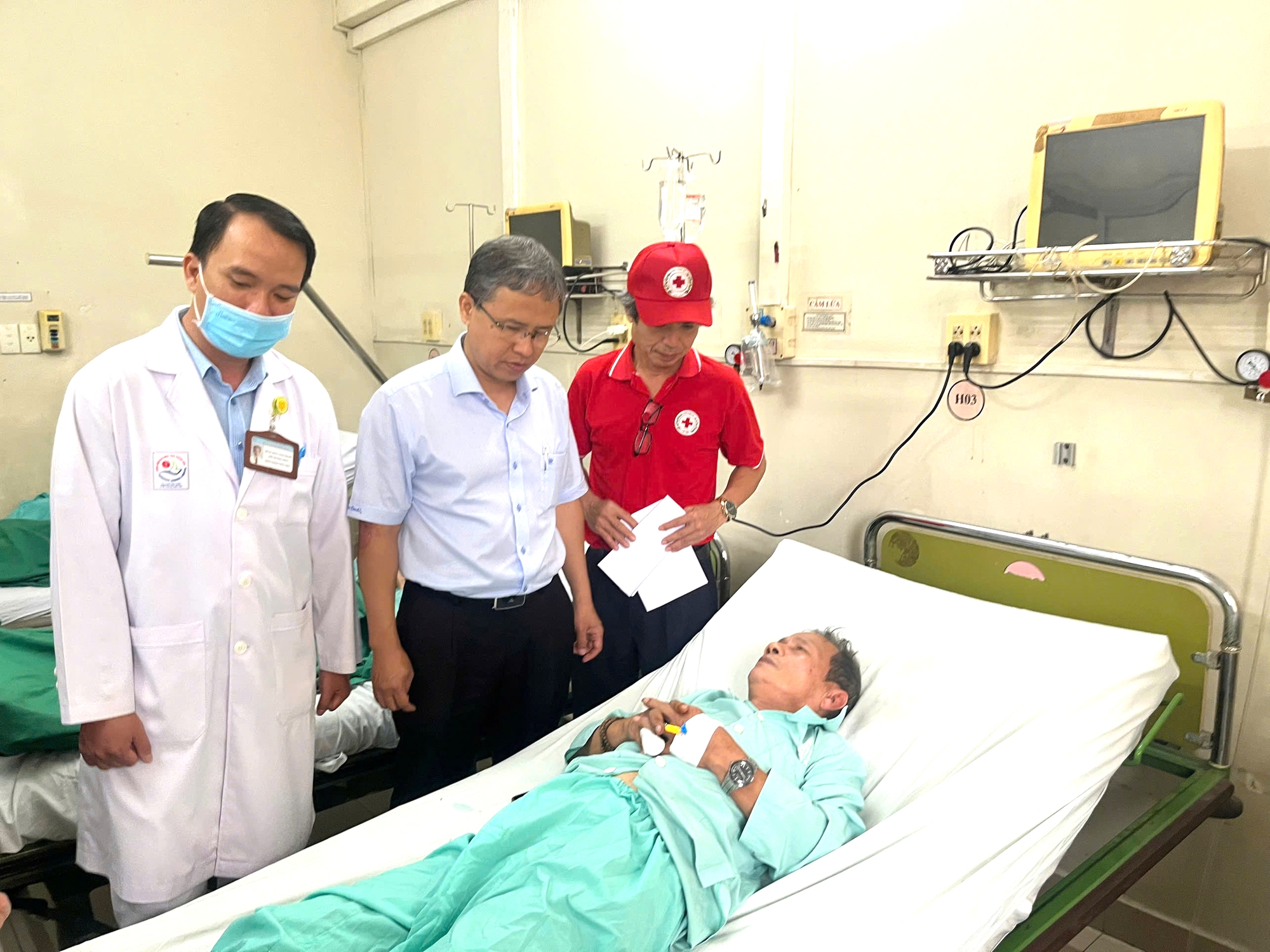 Tập trung cứu chữa nạn nhân bị thương trong vụ sạt lở 6 người tử vong trên đèo Khánh Lê- Ảnh 1. Tập trung cứu chữa nạn nhân bị thương trong vụ sạt lở 6 người tử vong trên đèo Khánh Lê- Ảnh 1.