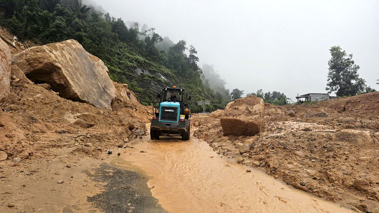 Lâm Đồng: Phân luồng giao thông qua đèo Prenn và quốc lộ 27C để khắc phục sự cố sạt lở- Ảnh 2. Lâm Đồng: Phân luồng giao thông qua đèo Prenn và quốc lộ 27C để khắc phục sự cố sạt lở- Ảnh 2.
