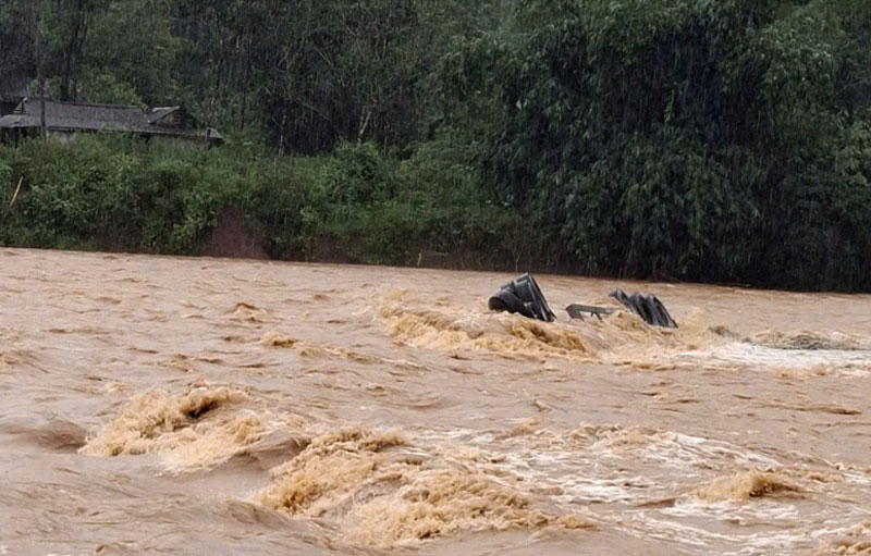 Nước lũ quá lớn đã cuốn trôi xe container cùng tài xế - Ảnh: L.T.