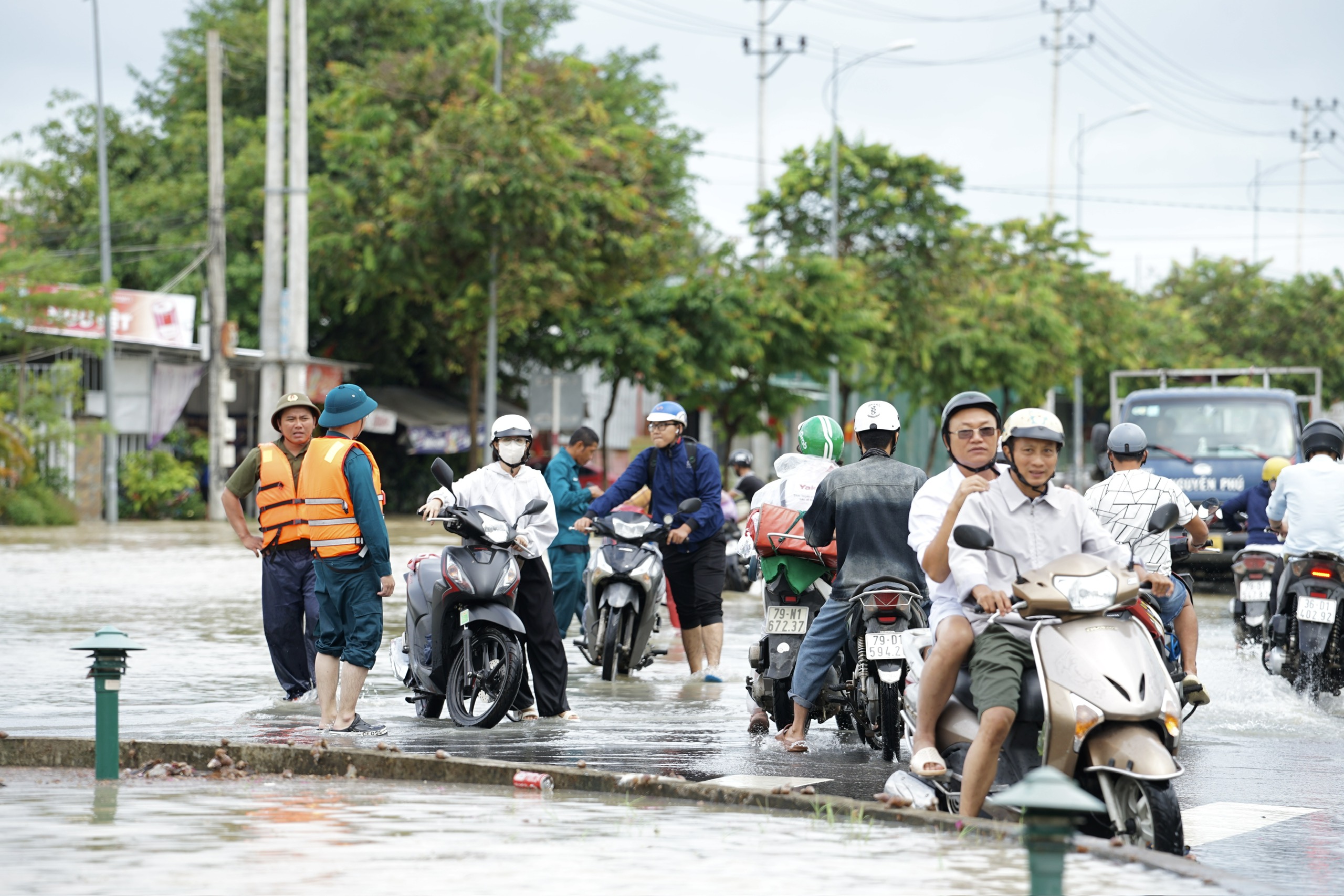 Nhiều địa điểm ngập sâu, giao thông tại Nha Trang tê liệt cục bộ- Ảnh 11. Nhiều địa điểm ngập sâu, giao thông tại Nha Trang tê liệt cục bộ- Ảnh 11.