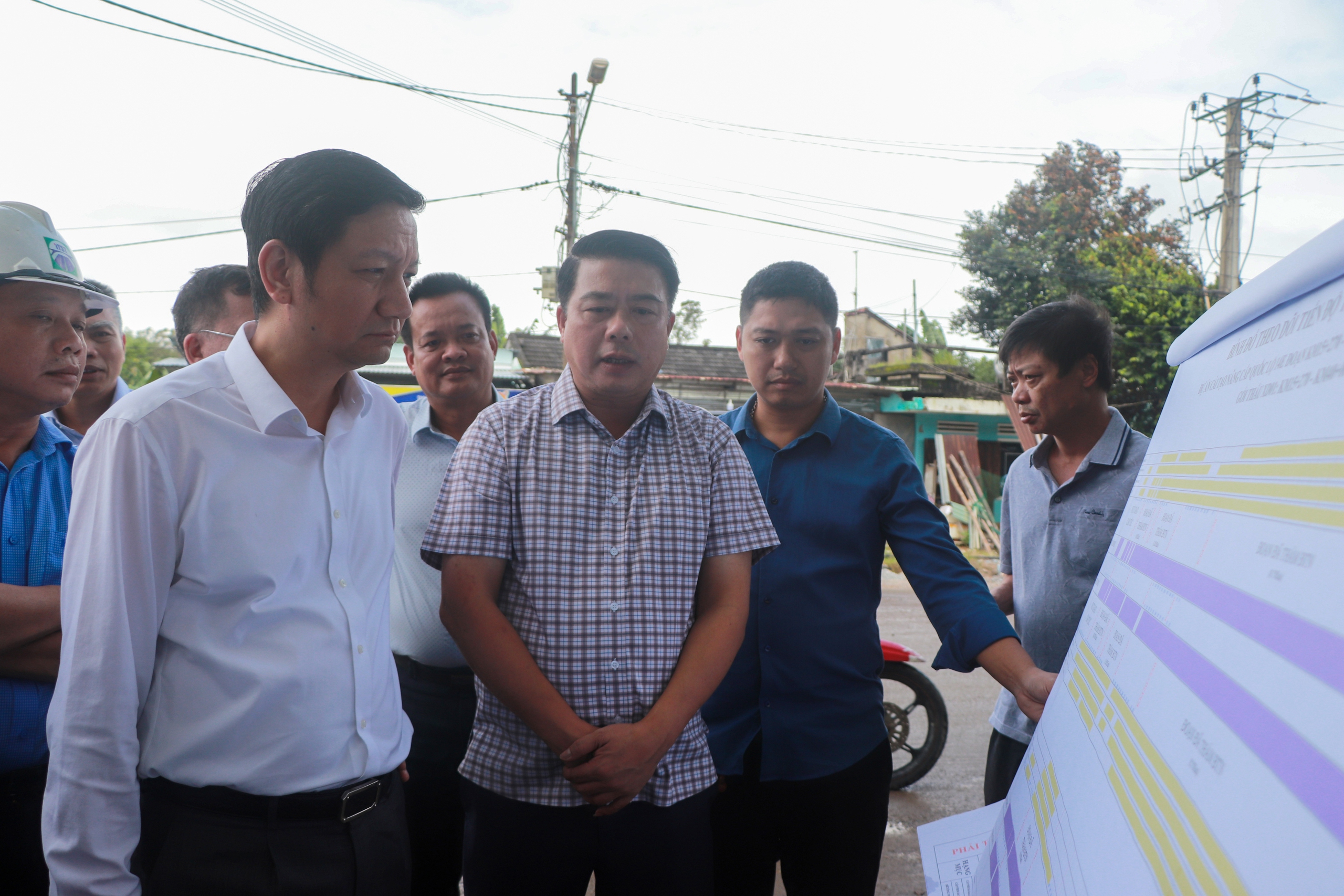 Cầu vượt đường sắt QL14E: Đẩy nhanh tiến độ, hoàn thành trước Tết Nguyên đán 2026- Ảnh 2.