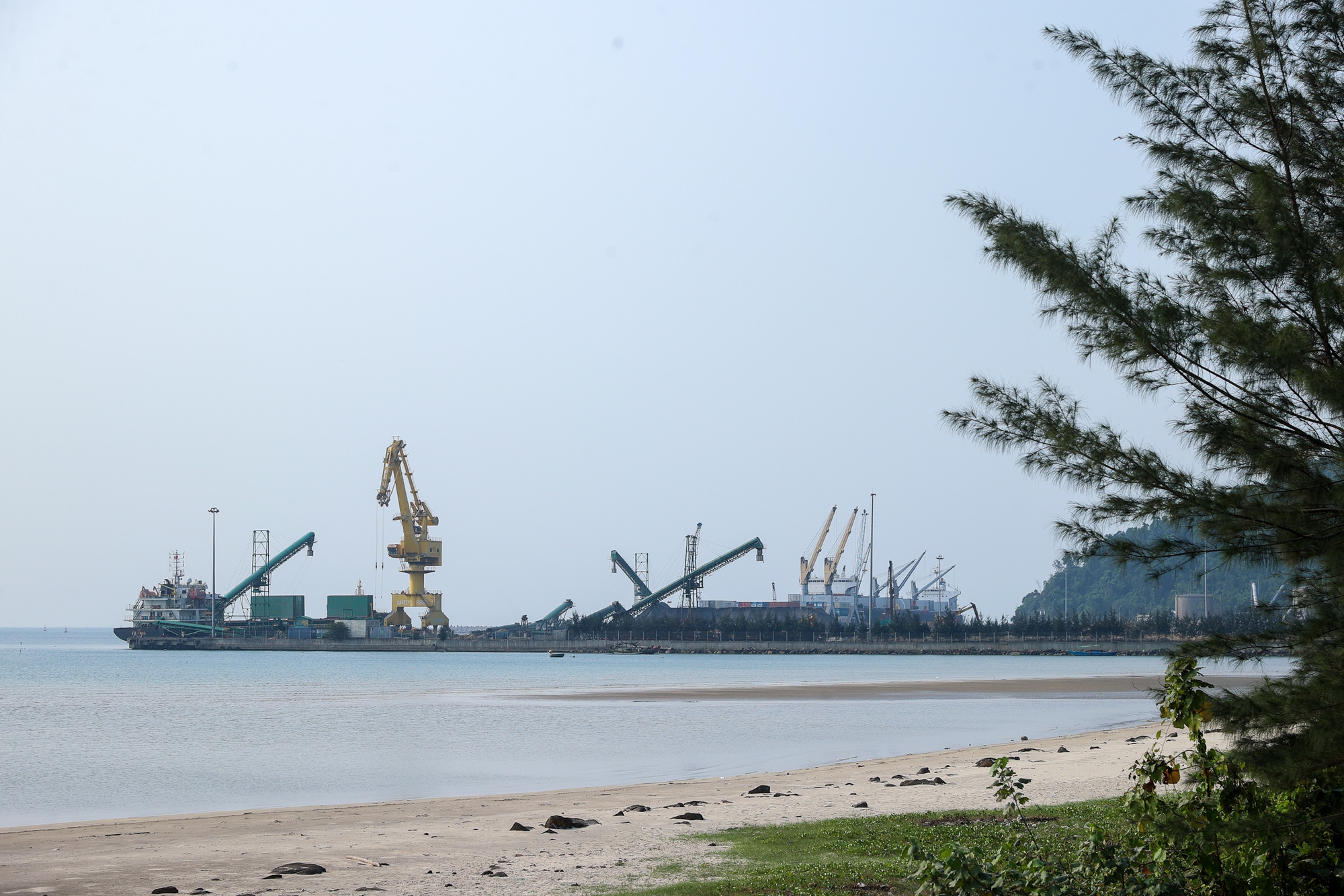 Gỡ "nút thắt" hàng lỏng tại cảng Chân Mây- Ảnh 1. Gỡ "nút thắt" hàng lỏng tại cảng Chân Mây- Ảnh 1.