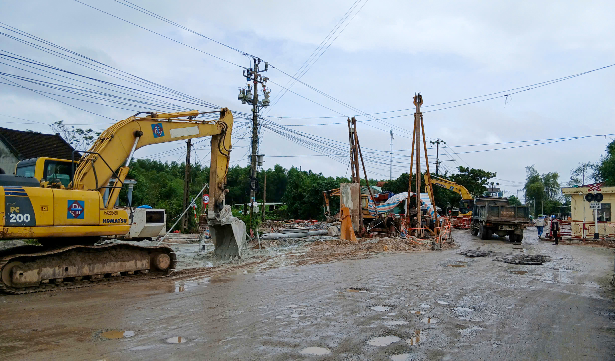 Cầu vượt đường sắt QL14E: Đẩy nhanh tiến độ, hoàn thành trước Tết Nguyên đán 2026- Ảnh 3.