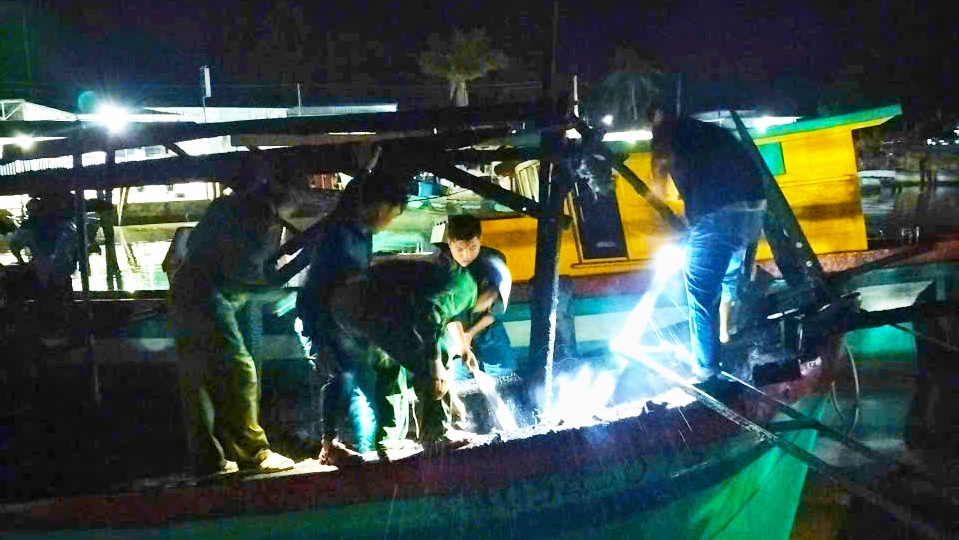 Kịp thời hỗ trợ chữa cháy tàu cá trong đêm ở Cà Mau- Ảnh 1. Kịp thời hỗ trợ chữa cháy tàu cá trong đêm ở Cà Mau- Ảnh 1.