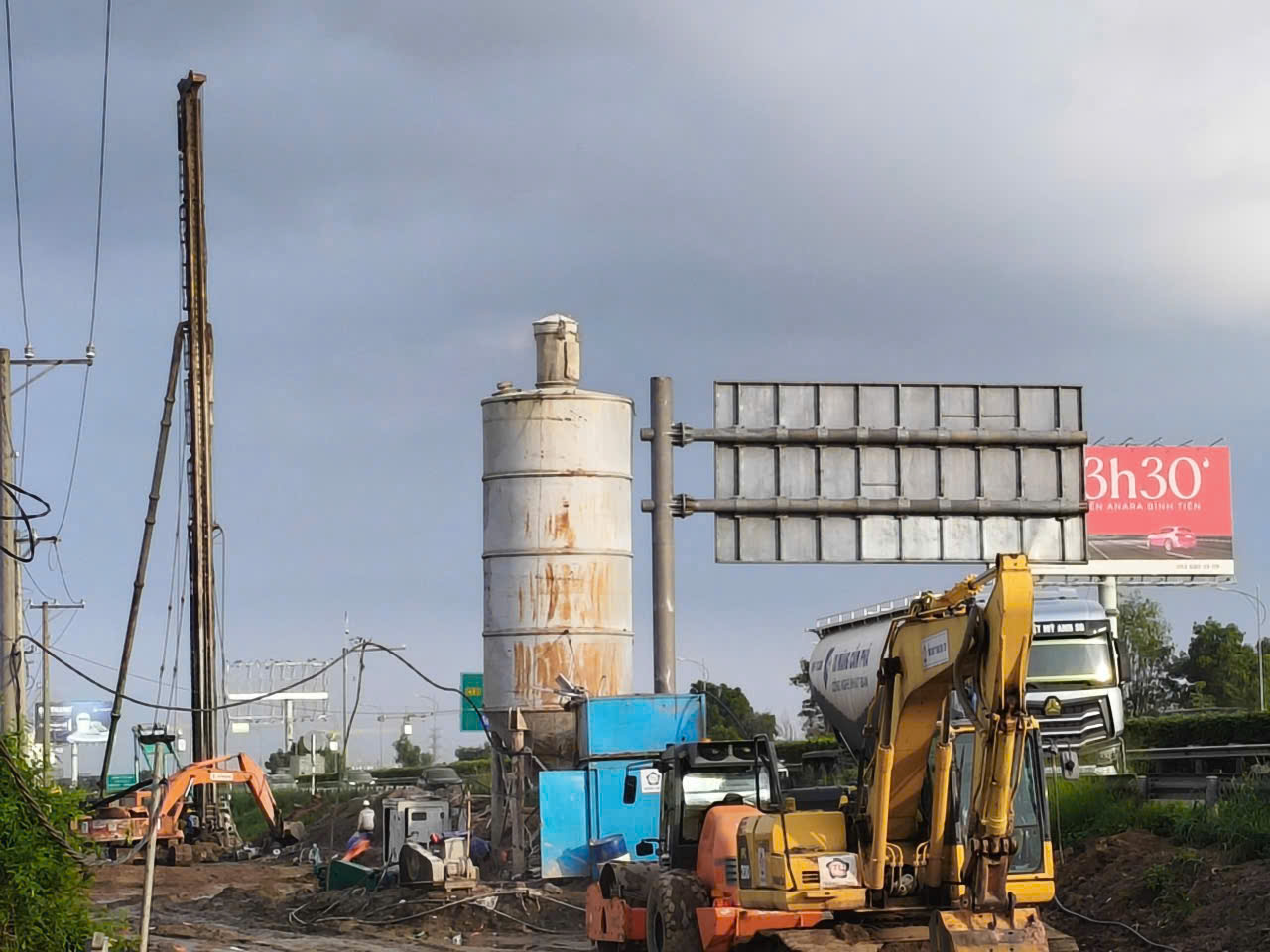 Tổng công ty Thăng Long đẩy tiến độ mở rộng cao tốc TP.HCM - Long Thành từ những ngày đầu- Ảnh 2. Tổng công ty Thăng Long đẩy tiến độ mở rộng cao tốc TP.HCM - Long Thành từ những ngày đầu- Ảnh 2.