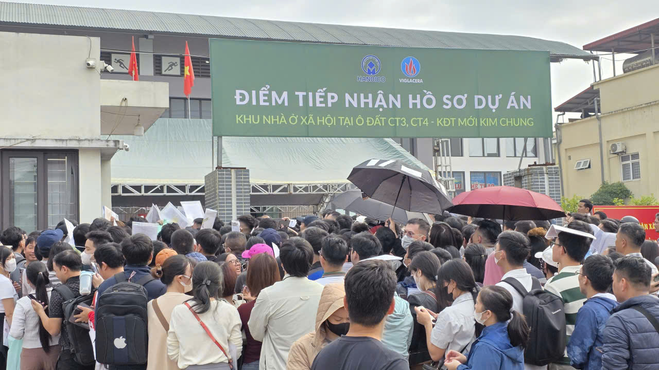 Hà Nội: Cận cảnh ngày đầu mở bán dự án nhà ở xã hội CT3 tại khu đô thị Kim Chung- Ảnh 2. Hà Nội: Cận cảnh ngày đầu mở bán dự án nhà ở xã hội CT3 tại khu đô thị Kim Chung- Ảnh 2.