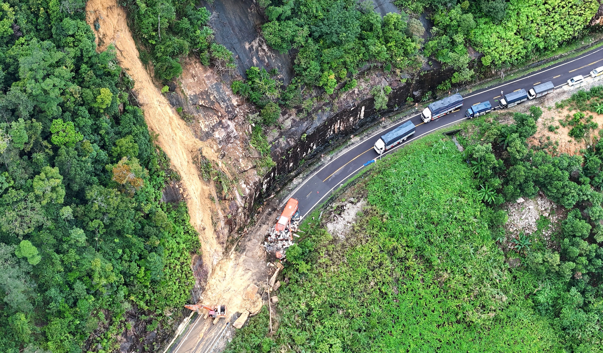 Khánh Hòa: Chưa thông xe đèo Khánh Lê khi chưa đảm bảo các điều kiện an toàn- Ảnh 2. Khánh Hòa: Chưa thông xe đèo Khánh Lê khi chưa đảm bảo các điều kiện an toàn- Ảnh 2.