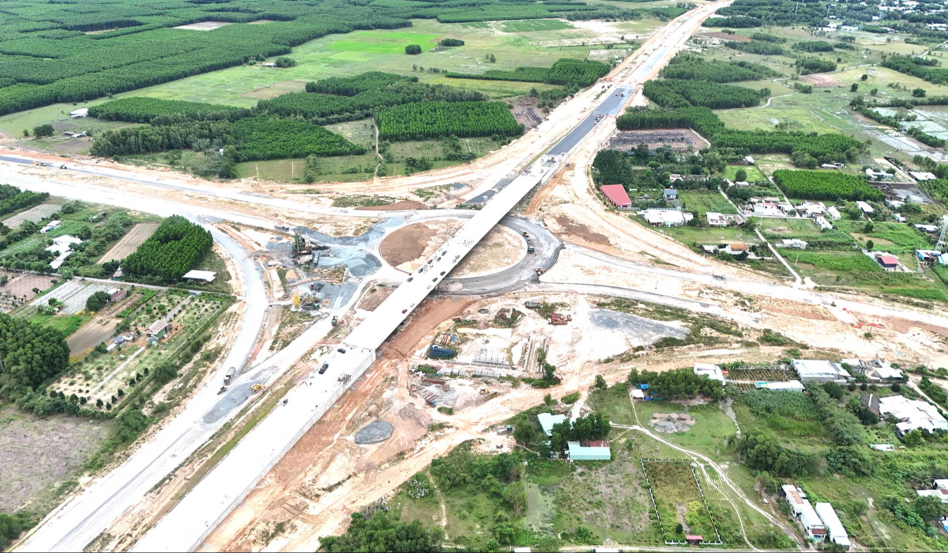 Đồng Nai: 3 ca 4 kíp đua tiến độ thi công cao tốc, vành đai để kịp về đích dịp 19/12- Ảnh 4. Đồng Nai: 3 ca 4 kíp đua tiến độ thi công cao tốc, vành đai để kịp về đích dịp 19/12- Ảnh 4.