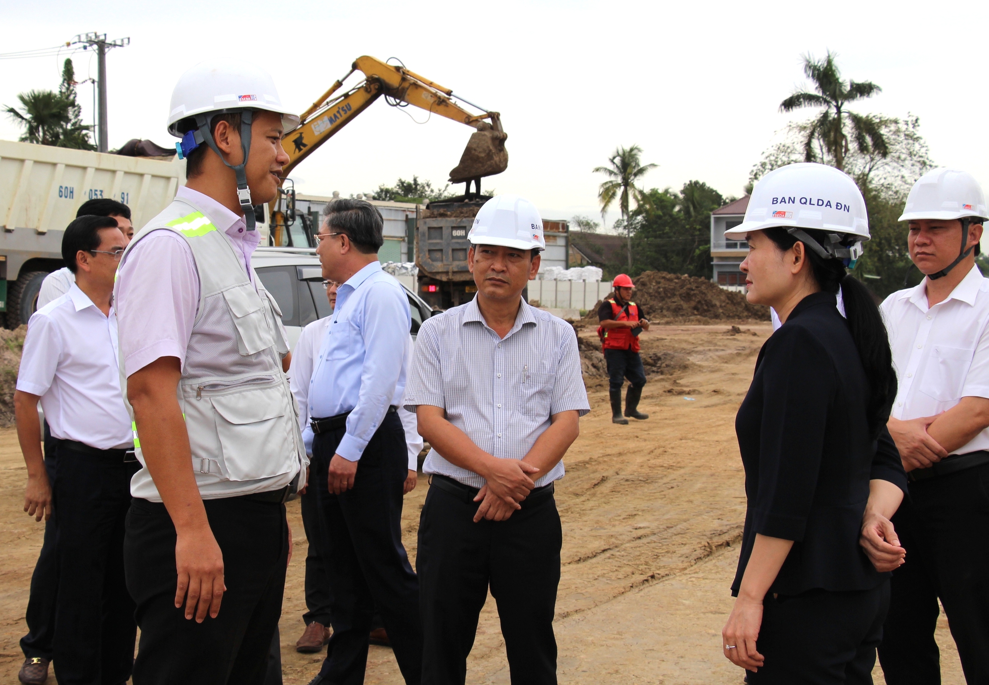 Đồng Nai: 3 ca 4 kíp đua tiến độ thi công cao tốc, vành đai để kịp về đích dịp 19/12- Ảnh 2. Đồng Nai: 3 ca 4 kíp đua tiến độ thi công cao tốc, vành đai để kịp về đích dịp 19/12- Ảnh 2.