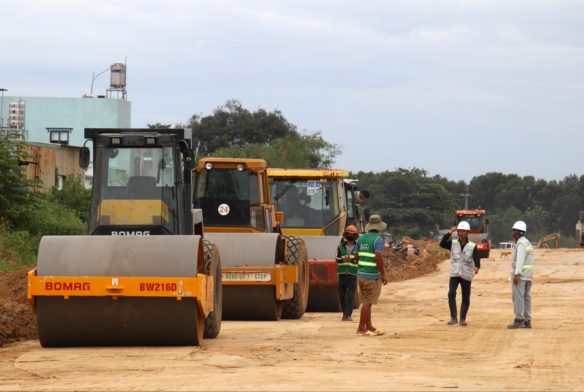 Đồng Nai: 3 ca 4 kíp đua tiến độ thi công cao tốc, vành đai để kịp về đích dịp 19/12- Ảnh 1. Đồng Nai: 3 ca 4 kíp đua tiến độ thi công cao tốc, vành đai để kịp về đích dịp 19/12- Ảnh 1.