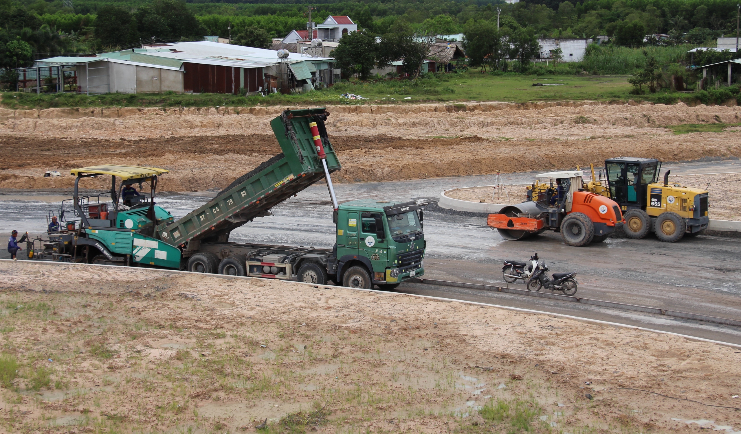 Đồng Nai: 3 ca 4 kíp đua tiến độ thi công cao tốc, vành đai để kịp về đích dịp 19/12- Ảnh 6. Đồng Nai: 3 ca 4 kíp đua tiến độ thi công cao tốc, vành đai để kịp về đích dịp 19/12- Ảnh 6.