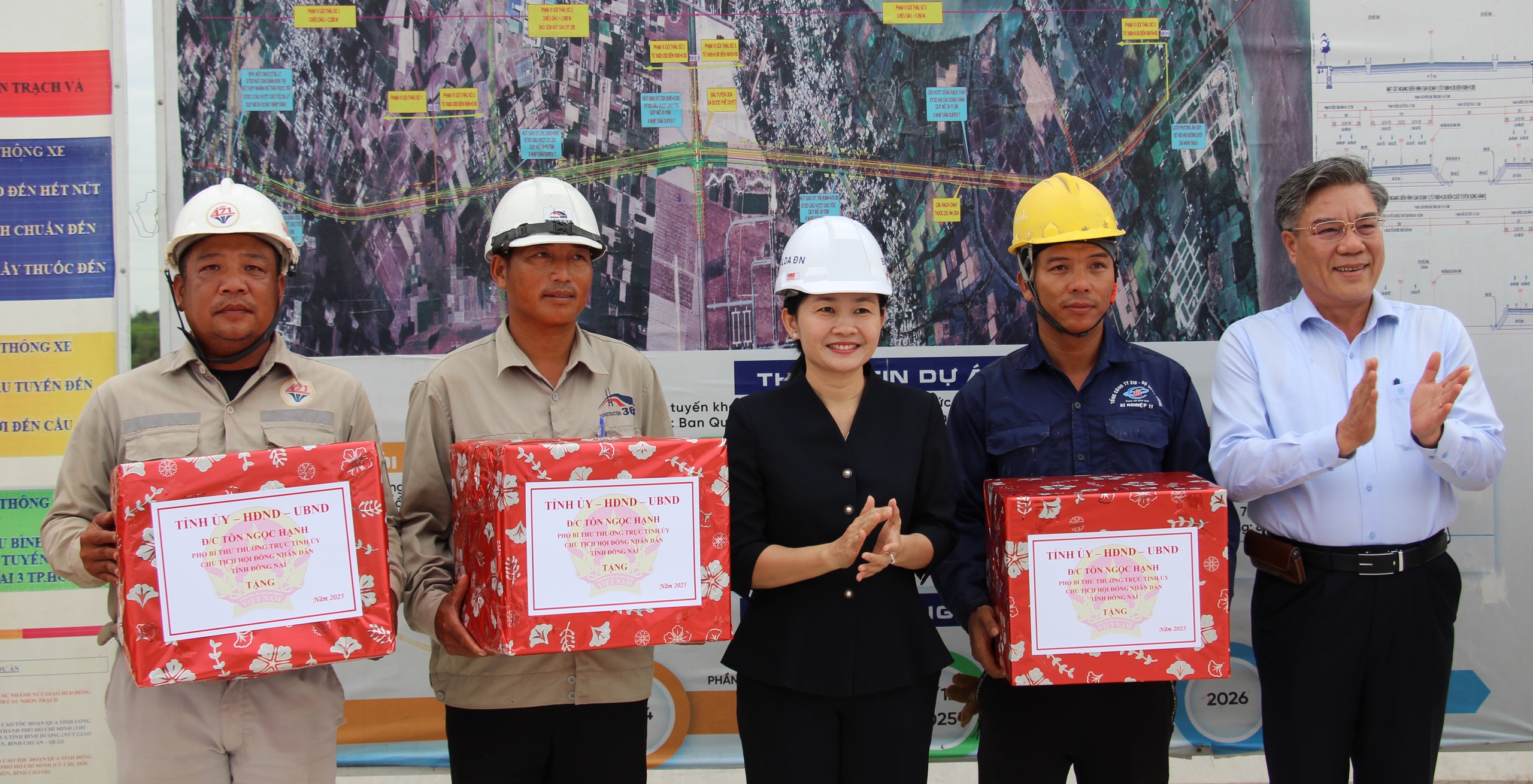 Đồng Nai: 3 ca 4 kíp đua tiến độ thi công cao tốc, vành đai để kịp về đích dịp 19/12- Ảnh 8. Đồng Nai: 3 ca 4 kíp đua tiến độ thi công cao tốc, vành đai để kịp về đích dịp 19/12- Ảnh 8.