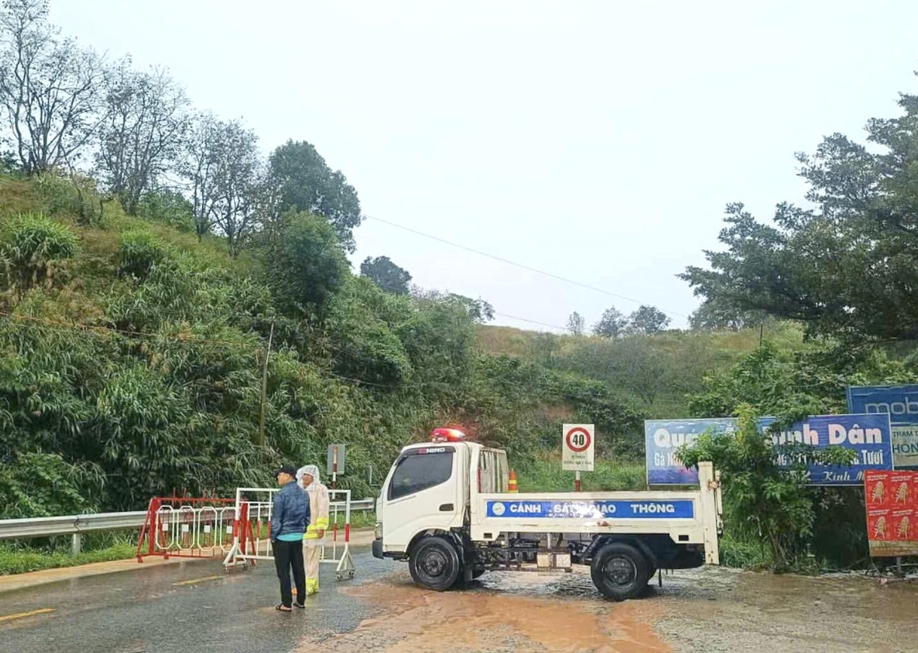 Phong tỏa đèo Ngoạn Mục do xuất hiện 10 điểm sạt lở- Ảnh 1. Phong tỏa đèo Ngoạn Mục do xuất hiện 10 điểm sạt lở- Ảnh 1.