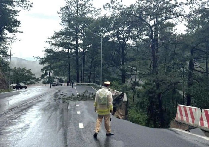 Lâm Đồng: Cấm lưu thông đèo Prenn do xuất hiện vết nứt và sạt trượt- Ảnh 1. Lâm Đồng: Cấm lưu thông đèo Prenn do xuất hiện vết nứt và sạt trượt- Ảnh 1.