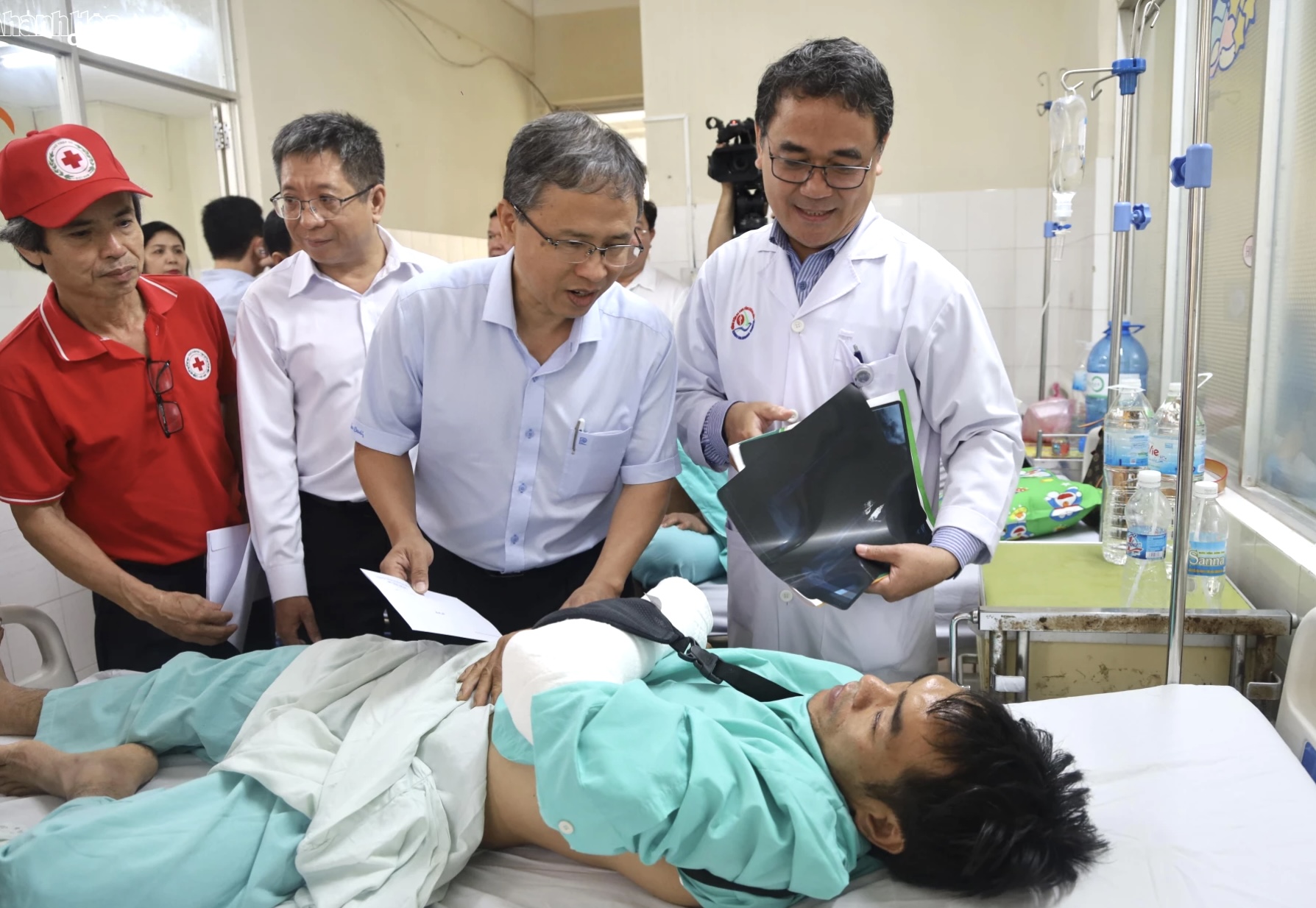 Khánh Hòa: Ưu tiên mổ cấp cứu, nhiều nạn nhân vụ sạt lở đèo Khánh Lê qua cơn nguy kịch- Ảnh 1. Khánh Hòa: Ưu tiên mổ cấp cứu, nhiều nạn nhân vụ sạt lở đèo Khánh Lê qua cơn nguy kịch- Ảnh 1.