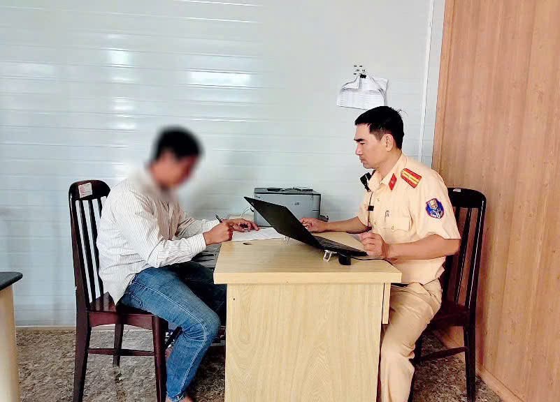 Xử phạt tài xế đầu kéo vi phạm chuyển làn trên quốc lộ 1A qua Đồng Nai- Ảnh 1. Xử phạt tài xế đầu kéo vi phạm chuyển làn trên quốc lộ 1A qua Đồng Nai- Ảnh 1.