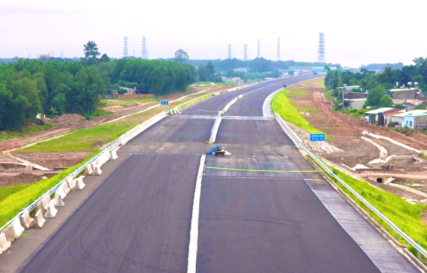 Đồng Nai: 3 ca 4 kíp đua tiến độ thi công cao tốc, vành đai để kịp về đích dịp 19/12- Ảnh 3. Đồng Nai: 3 ca 4 kíp đua tiến độ thi công cao tốc, vành đai để kịp về đích dịp 19/12- Ảnh 3.