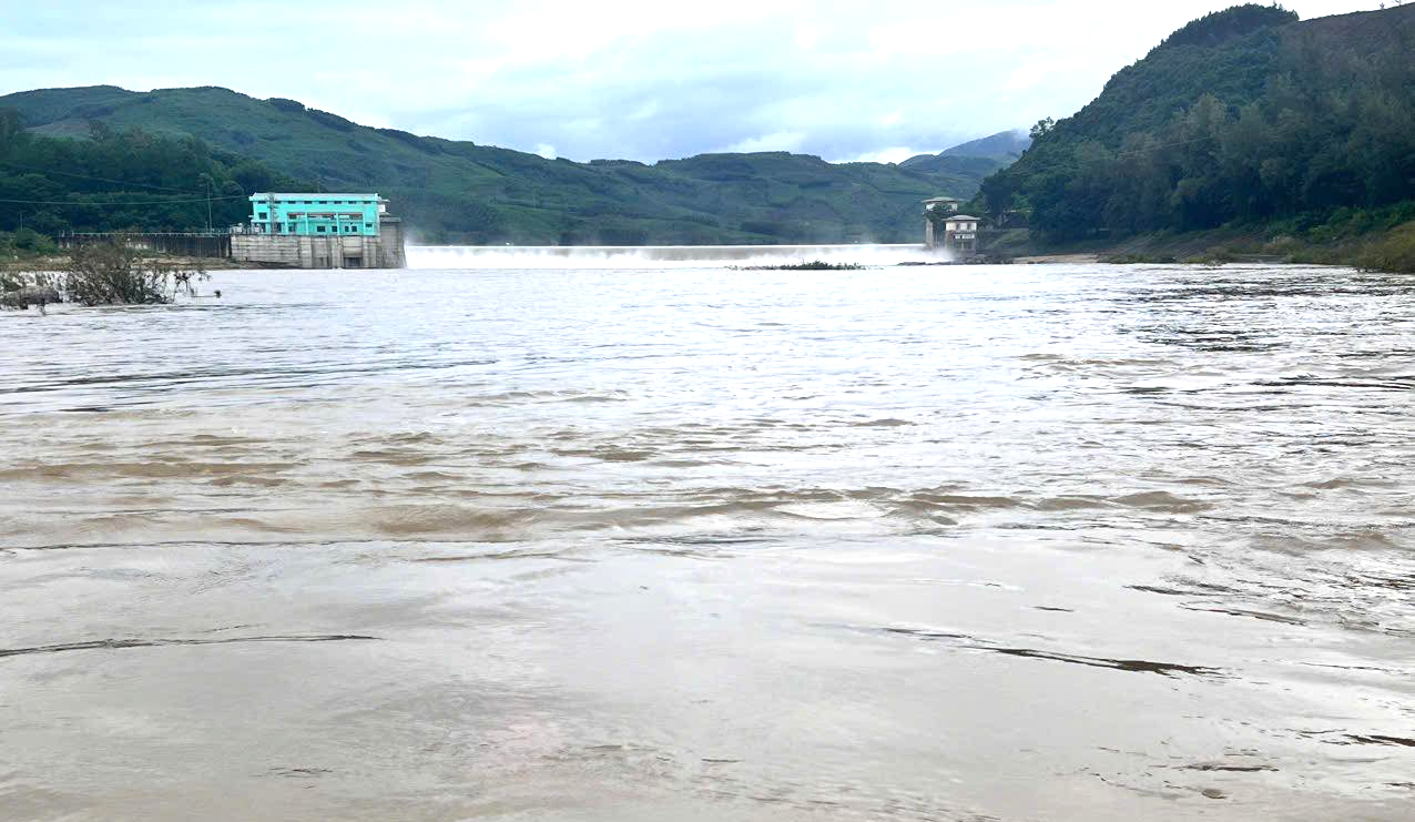 Quảng Ngãi: Hai hồ thủy điện xả điều tiết hàng trăm mét khối nước/giây tránh lũ chồng lũ- Ảnh 1. Quảng Ngãi: Hai hồ thủy điện xả điều tiết hàng trăm mét khối nước/giây tránh lũ chồng lũ- Ảnh 1.