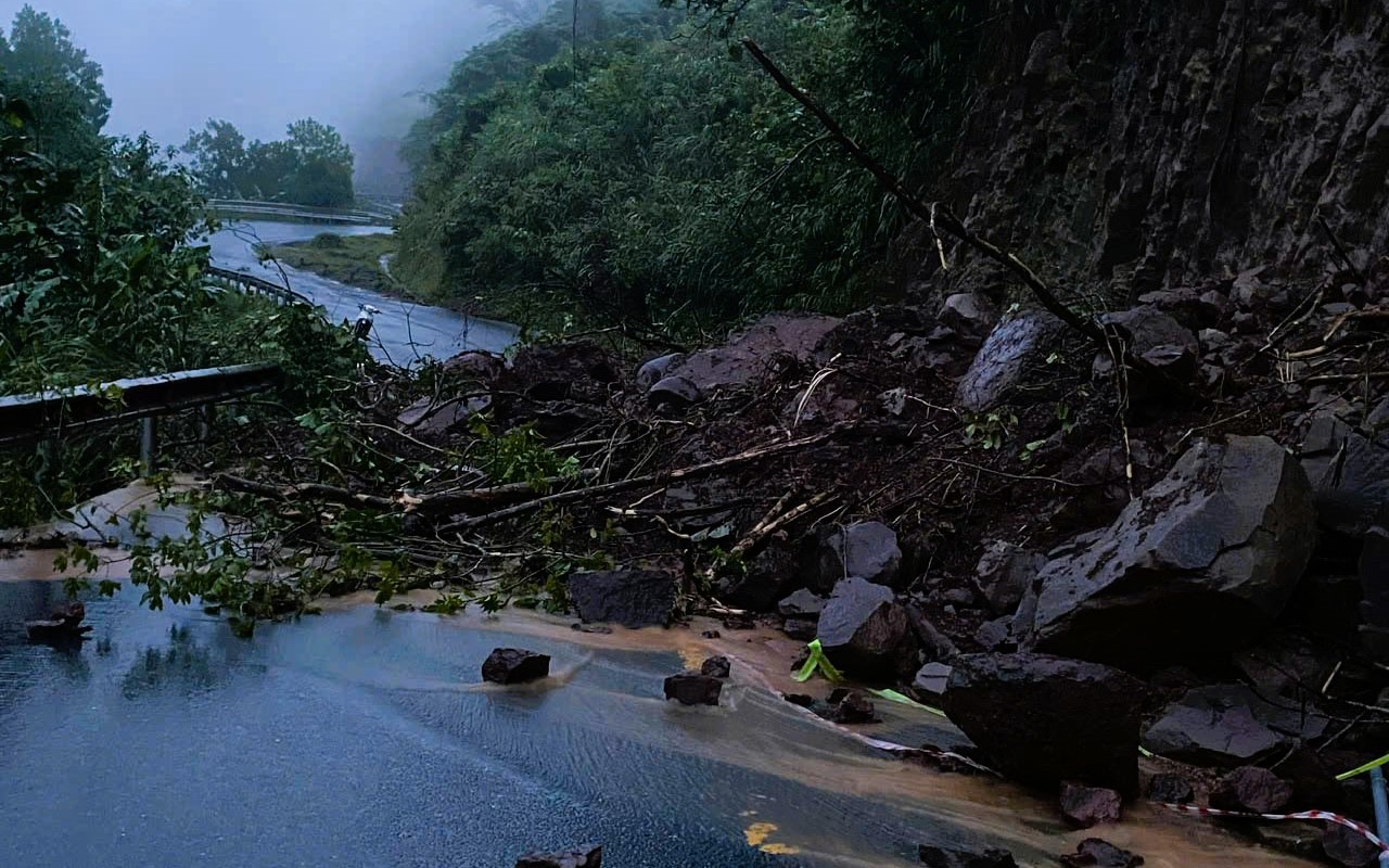 Cố băng qua cầu tràn ở Quảng Trị, xe đầu kéo bị nước lũ cuốn trôi, tài xế mất tích- Ảnh 12. Mưa lớn gây sạt lở, ngập sâu chia cắt giao thông trên nhiều tuyến đường ở Quảng Trị