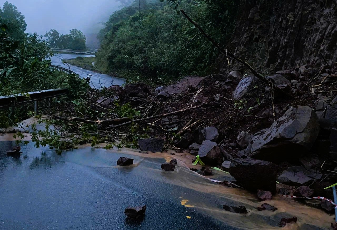 Mưa lớn gây sạt lở, ngập sâu chia cắt giao thông trên nhiều tuyến đường ở Quảng Trị- Ảnh 1. Mưa lớn gây sạt lở, ngập sâu chia cắt giao thông trên nhiều tuyến đường ở Quảng Trị- Ảnh 1.