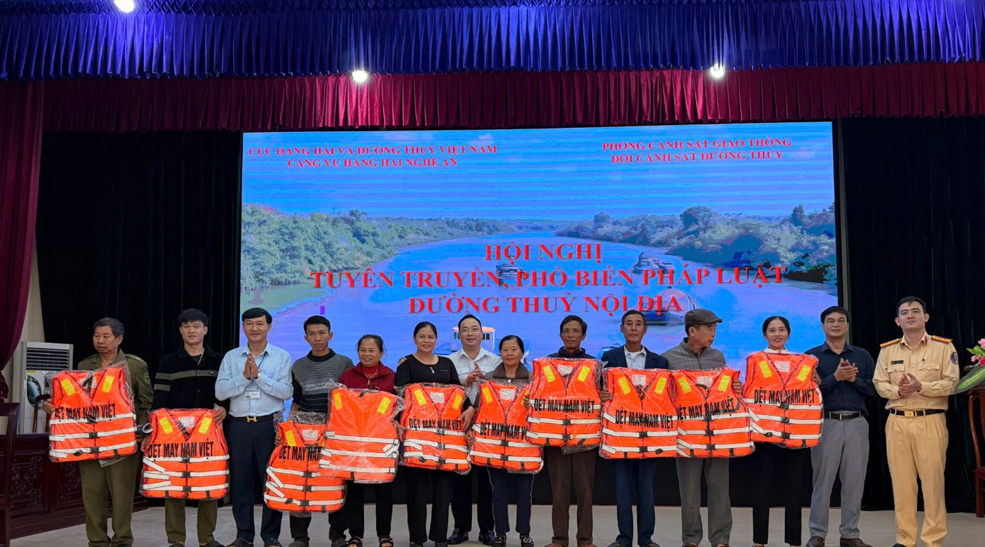 Nghệ An đẩy mạnh tuyên truyền Nghị định 139 để nâng cao an toàn giao thông đường thủy- Ảnh 4. Nghệ An đẩy mạnh tuyên truyền Nghị định 139 để nâng cao an toàn giao thông đường thủy- Ảnh 4.