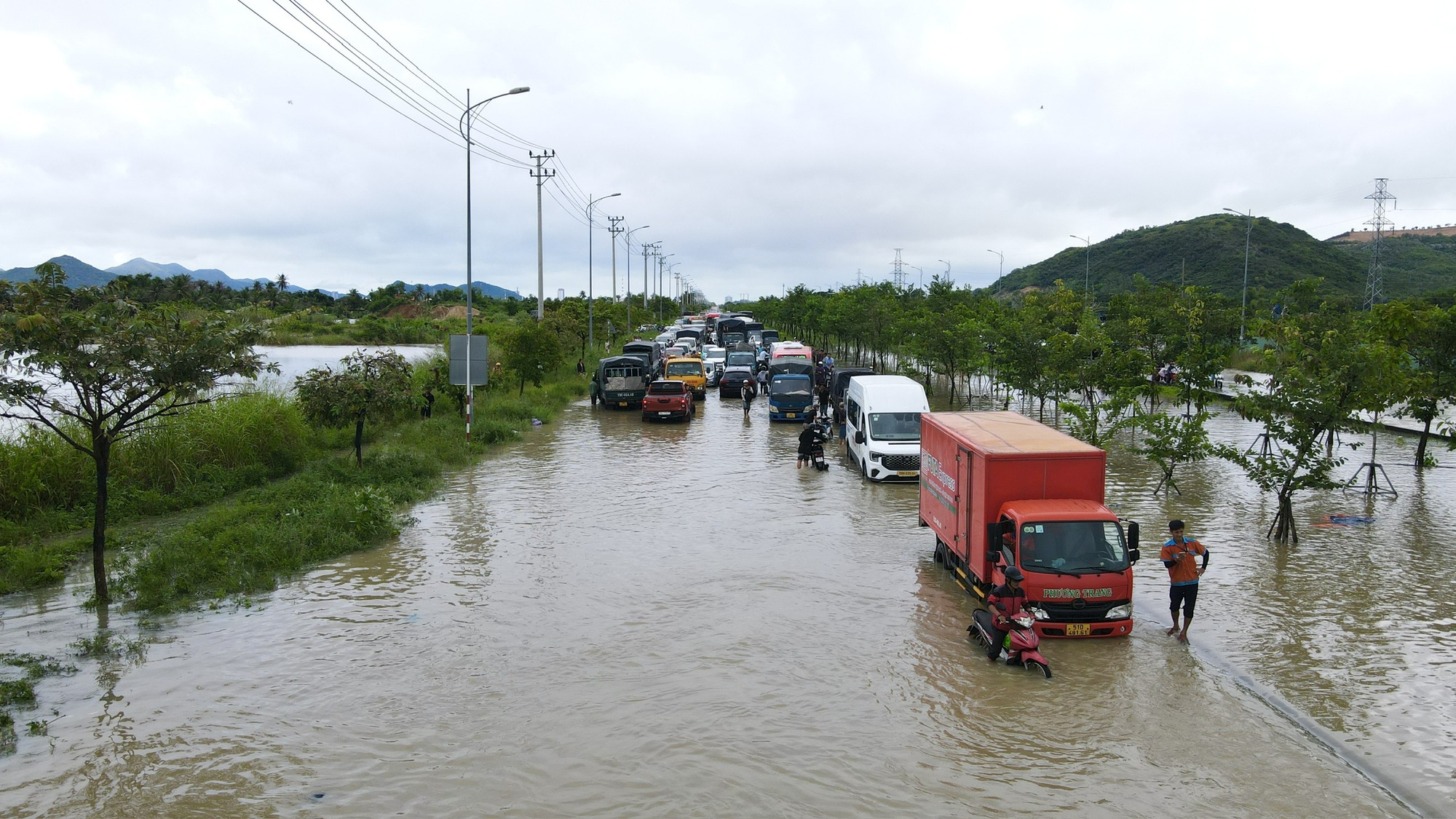 Nhiều địa điểm ngập sâu, giao thông tại Nha Trang tê liệt cục bộ- Ảnh 2. Nhiều địa điểm ngập sâu, giao thông tại Nha Trang tê liệt cục bộ- Ảnh 2.