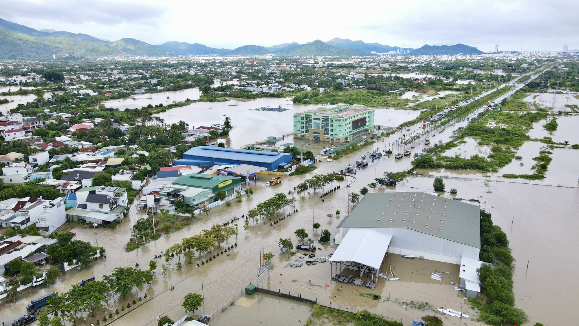 Nhiều địa điểm ngập sâu, giao thông tại Nha Trang tê liệt cục bộ- Ảnh 3. Nhiều địa điểm ngập sâu, giao thông tại Nha Trang tê liệt cục bộ- Ảnh 3.