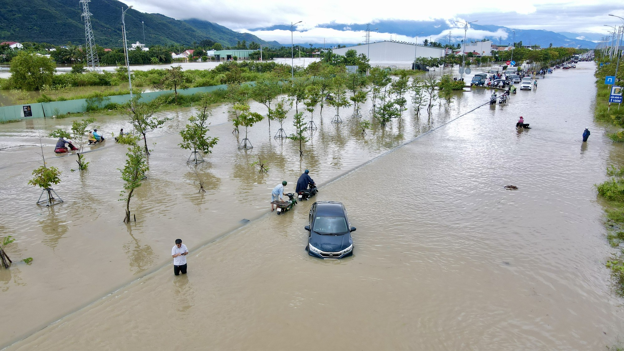 Nhiều địa điểm ngập sâu, giao thông tại Nha Trang tê liệt cục bộ- Ảnh 4. Nhiều địa điểm ngập sâu, giao thông tại Nha Trang tê liệt cục bộ- Ảnh 4.