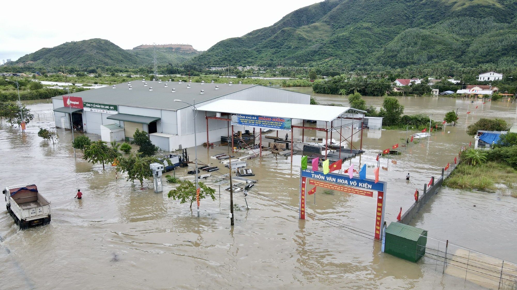 Nhiều địa điểm ngập sâu, giao thông tại Nha Trang tê liệt cục bộ- Ảnh 5. Nhiều địa điểm ngập sâu, giao thông tại Nha Trang tê liệt cục bộ- Ảnh 5.
