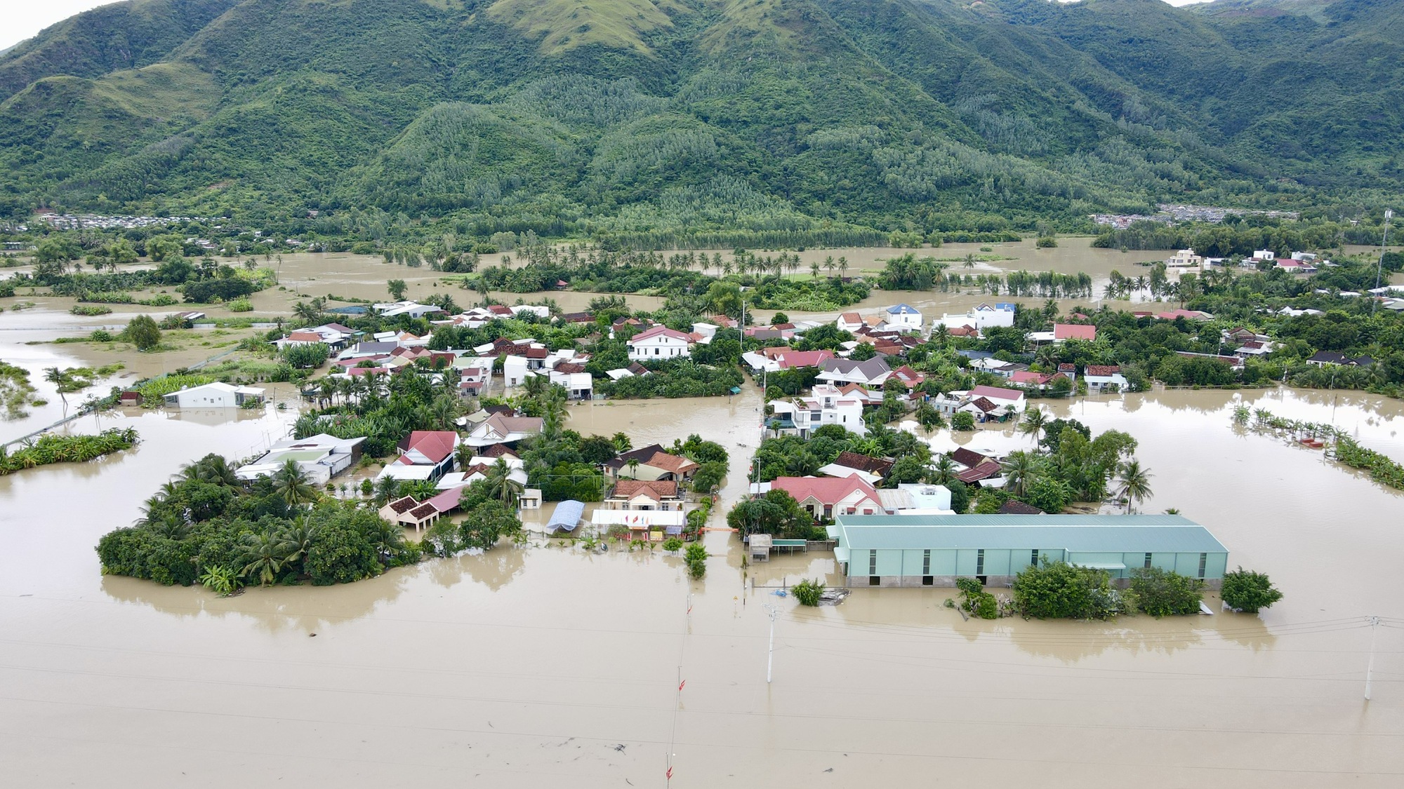 Nhiều địa điểm ngập sâu, giao thông tại Nha Trang tê liệt cục bộ- Ảnh 6. Nhiều địa điểm ngập sâu, giao thông tại Nha Trang tê liệt cục bộ- Ảnh 6.