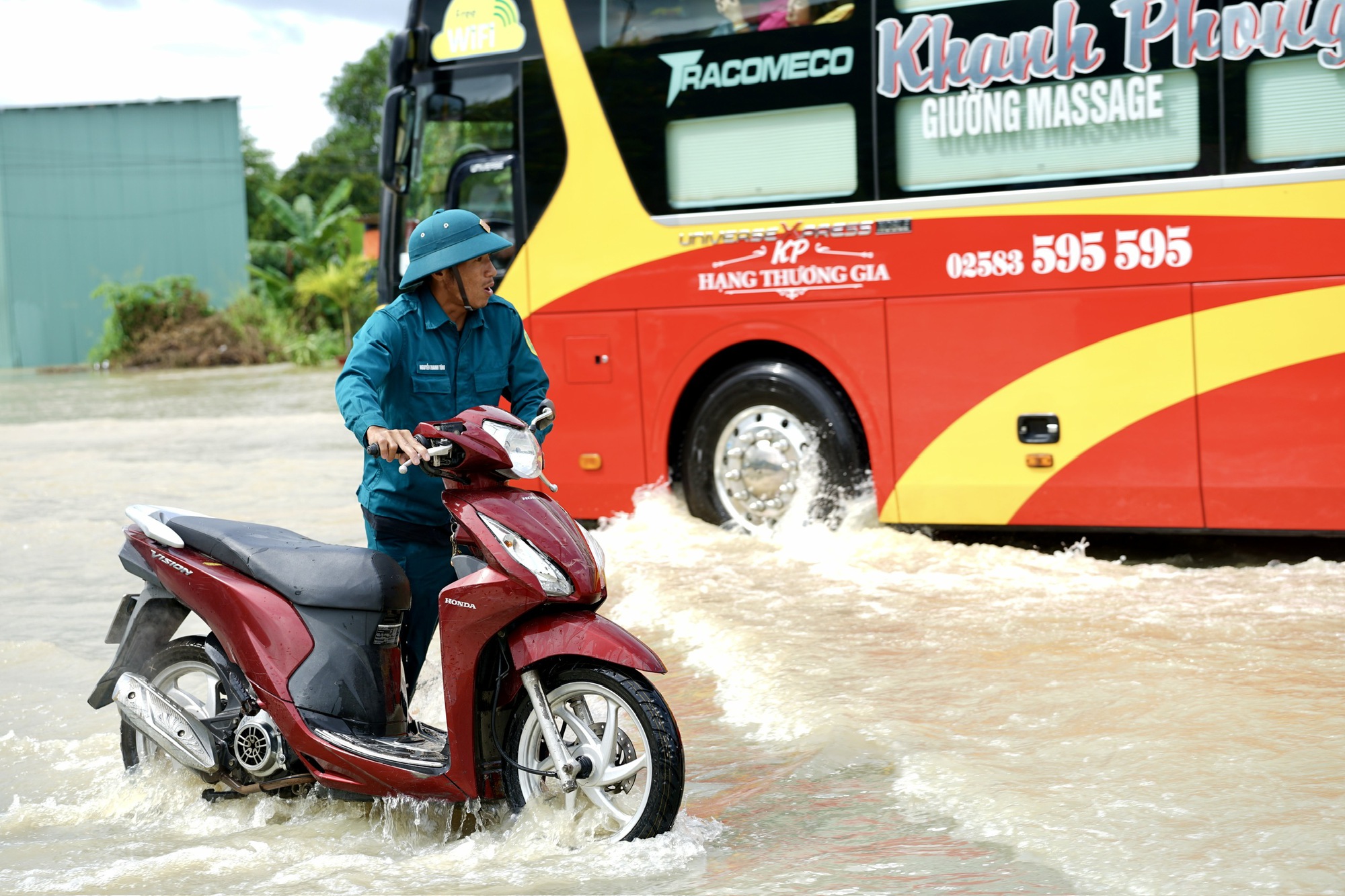 Nhiều địa điểm ngập sâu, giao thông tại Nha Trang tê liệt cục bộ- Ảnh 7. Nhiều địa điểm ngập sâu, giao thông tại Nha Trang tê liệt cục bộ- Ảnh 7.