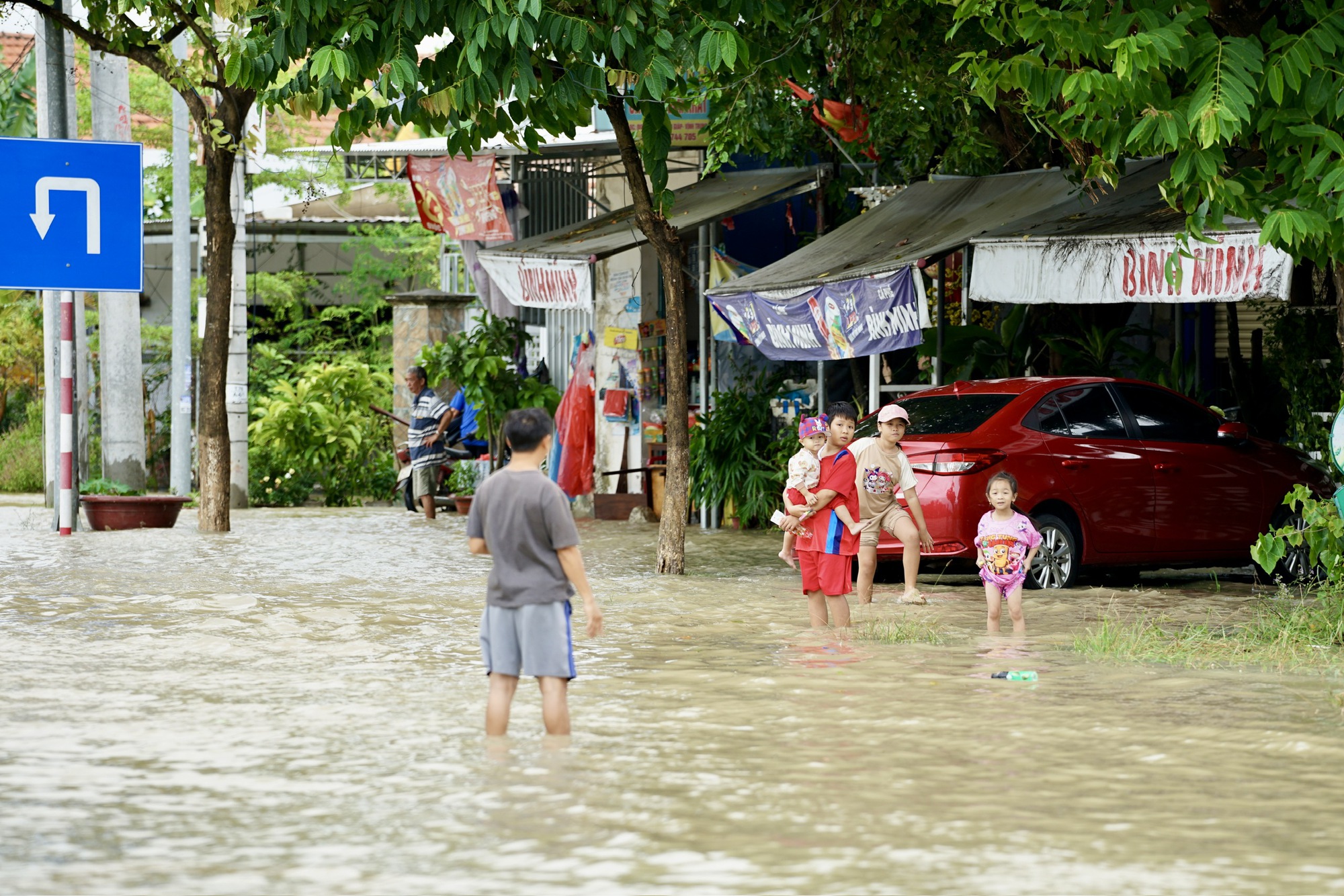 Nhiều địa điểm ngập sâu, giao thông tại Nha Trang tê liệt cục bộ- Ảnh 8. Nhiều địa điểm ngập sâu, giao thông tại Nha Trang tê liệt cục bộ- Ảnh 8.