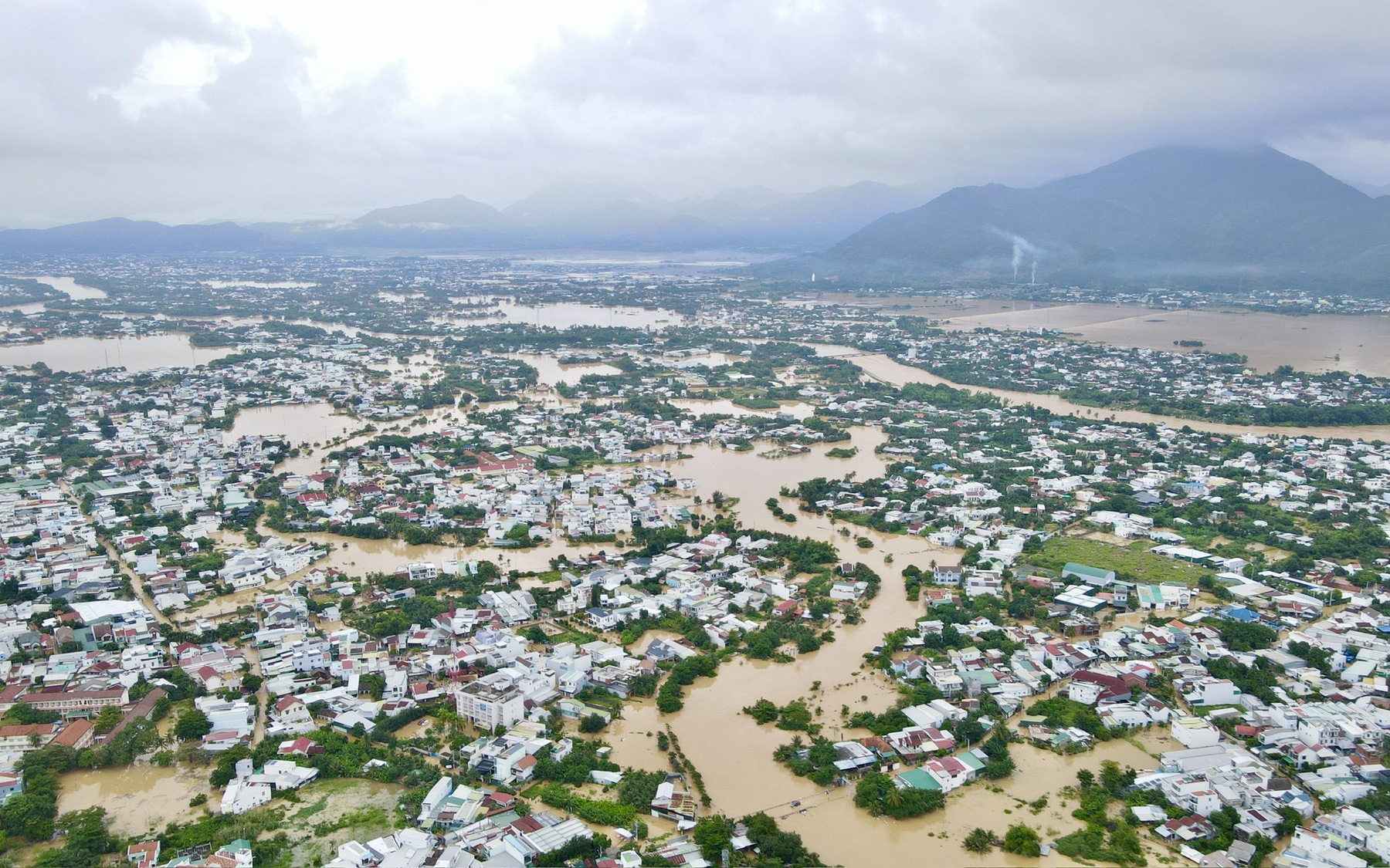 Nhiều địa điểm ngập sâu, giao thông tại Nha Trang tê liệt cục bộ