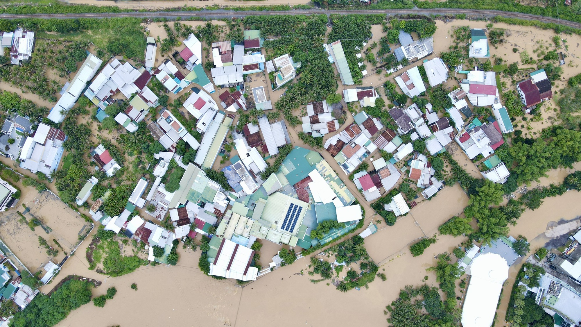 Nhiều địa điểm ngập sâu, giao thông tại Nha Trang tê liệt cục bộ- Ảnh 10. Nhiều địa điểm ngập sâu, giao thông tại Nha Trang tê liệt cục bộ- Ảnh 10.