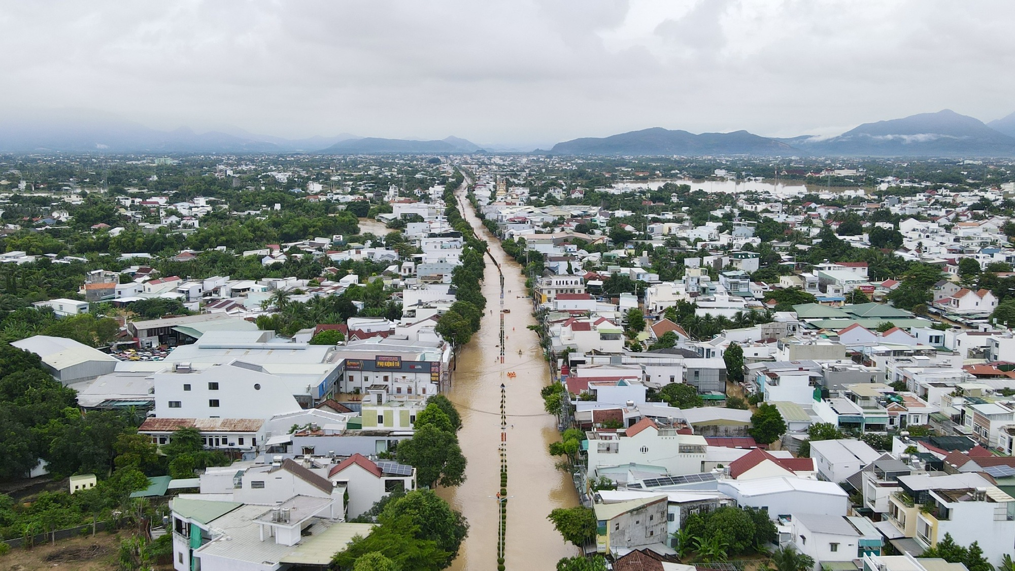 Nhiều địa điểm ngập sâu, giao thông tại Nha Trang tê liệt cục bộ- Ảnh 12. Nhiều địa điểm ngập sâu, giao thông tại Nha Trang tê liệt cục bộ- Ảnh 12.