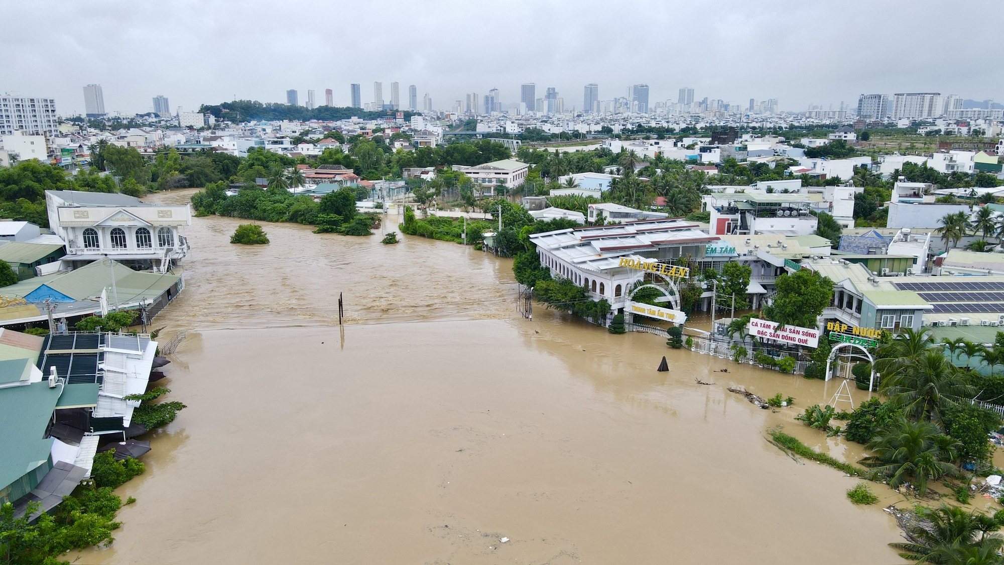Nhiều địa điểm ngập sâu, giao thông tại Nha Trang tê liệt cục bộ- Ảnh 13. Nhiều địa điểm ngập sâu, giao thông tại Nha Trang tê liệt cục bộ- Ảnh 13.