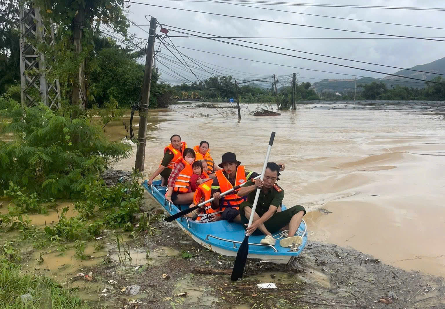 Nhiều địa điểm ngập sâu, giao thông tại Nha Trang tê liệt cục bộ- Ảnh 15. Nhiều địa điểm ngập sâu, giao thông tại Nha Trang tê liệt cục bộ- Ảnh 15.