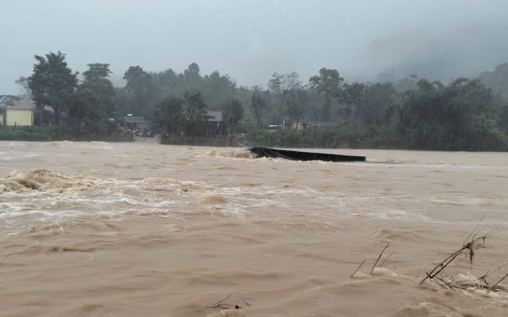 Nước lũ dâng cao, người dân bì bõm lội lụt trong đêm ở Quảng Trị- Ảnh 15. Quảng Trị: Di dời 364 hộ dân đến nơi an toàn, tài xế ô tô vượt cầu tràn vẫn mất tích