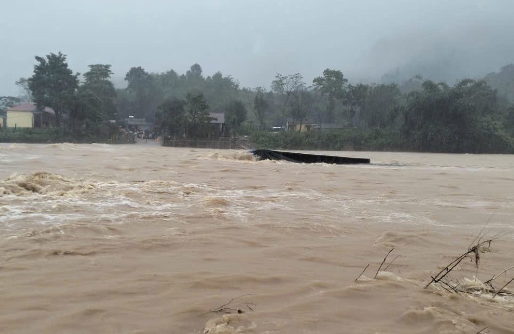 Quảng Trị: Di dời 364 hộ dân đến nơi an toàn, tài xế ô tô vượt cầu tràn vẫn mất tích- Ảnh 1. Quảng Trị: Di dời 364 hộ dân đến nơi an toàn, tài xế ô tô vượt cầu tràn vẫn mất tích- Ảnh 1.