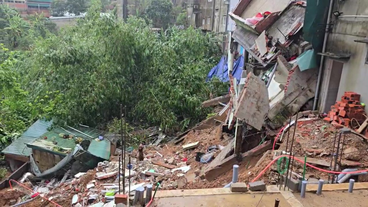 Quảng Trị: Di dời 364 hộ dân đến nơi an toàn, tài xế ô tô vượt cầu tràn vẫn mất tích- Ảnh 3. Quảng Trị: Di dời 364 hộ dân đến nơi an toàn, tài xế ô tô vượt cầu tràn vẫn mất tích- Ảnh 3.