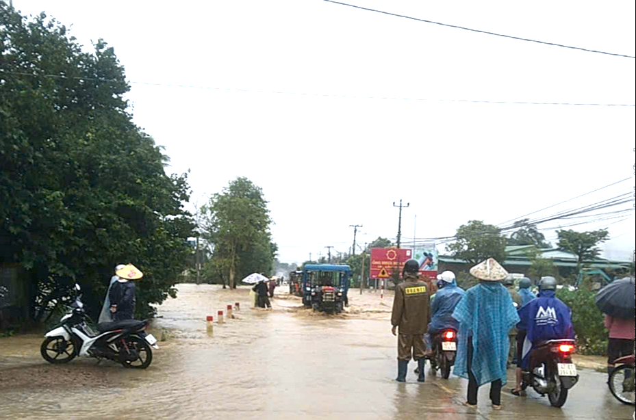 Mưa lớn khiến các tuyến quốc lộ, tỉnh lộ tại Đắk Lắk ngập sâu, giao thông chia cắt- Ảnh 2. Mưa lớn khiến các tuyến quốc lộ, tỉnh lộ tại Đắk Lắk ngập sâu, giao thông chia cắt- Ảnh 2.