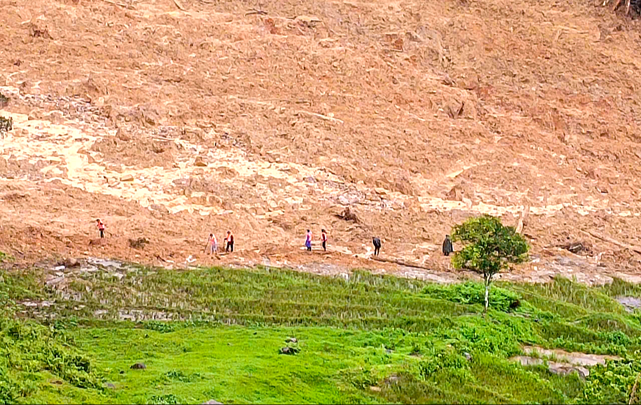 Đà Nẵng: Tiếp tục sơ tán hàng trăm hộ dân do có nhiều vết nứt mới trên các sườn núi- Ảnh 2. Đà Nẵng: Tiếp tục sơ tán hàng trăm hộ dân do có nhiều vết nứt mới trên các sườn núi- Ảnh 2.